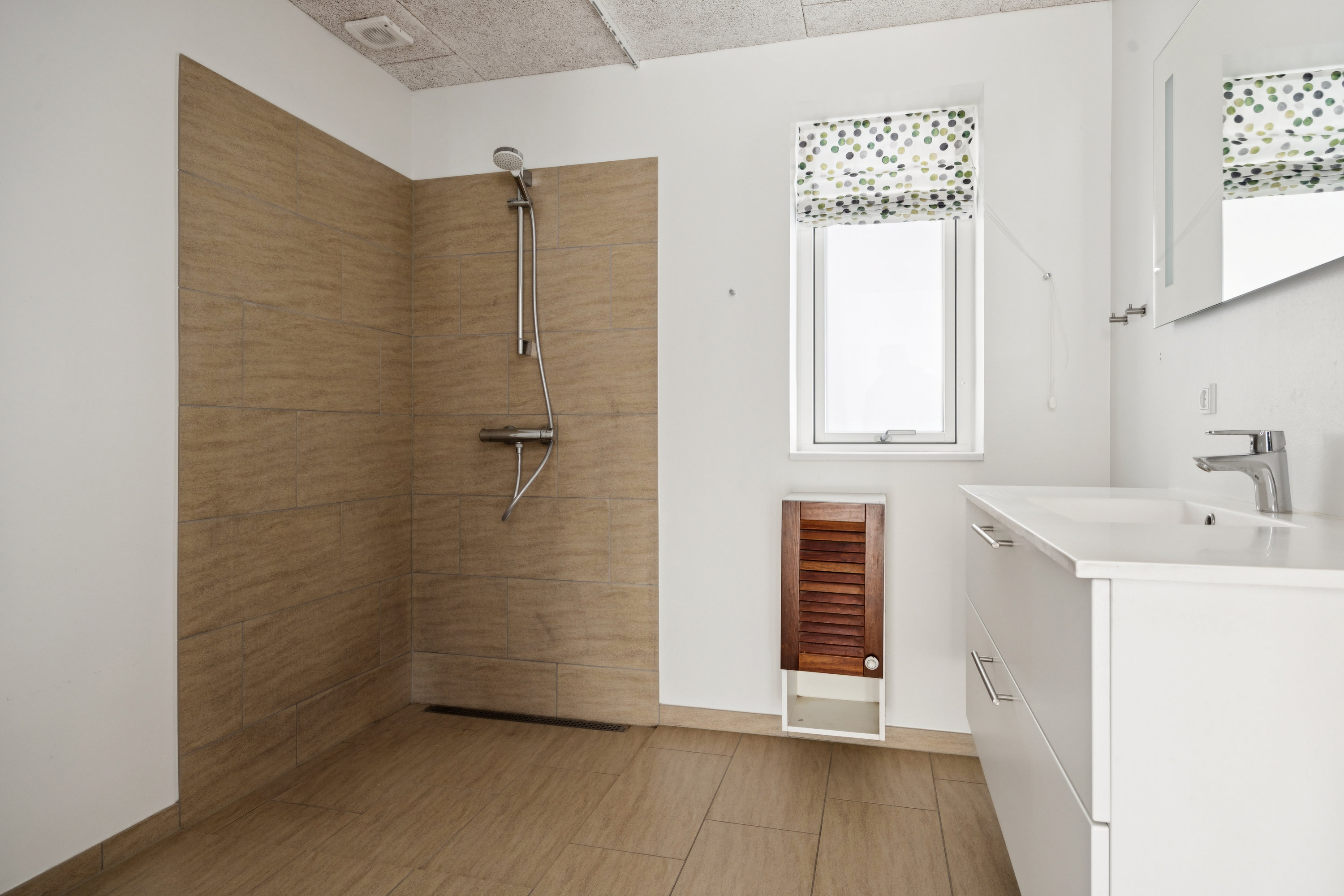 Fremhævet badeværelse billede i fuldskærmstilstand. Billede af Bilgårdsvej 21E, 9382 Tylstrup