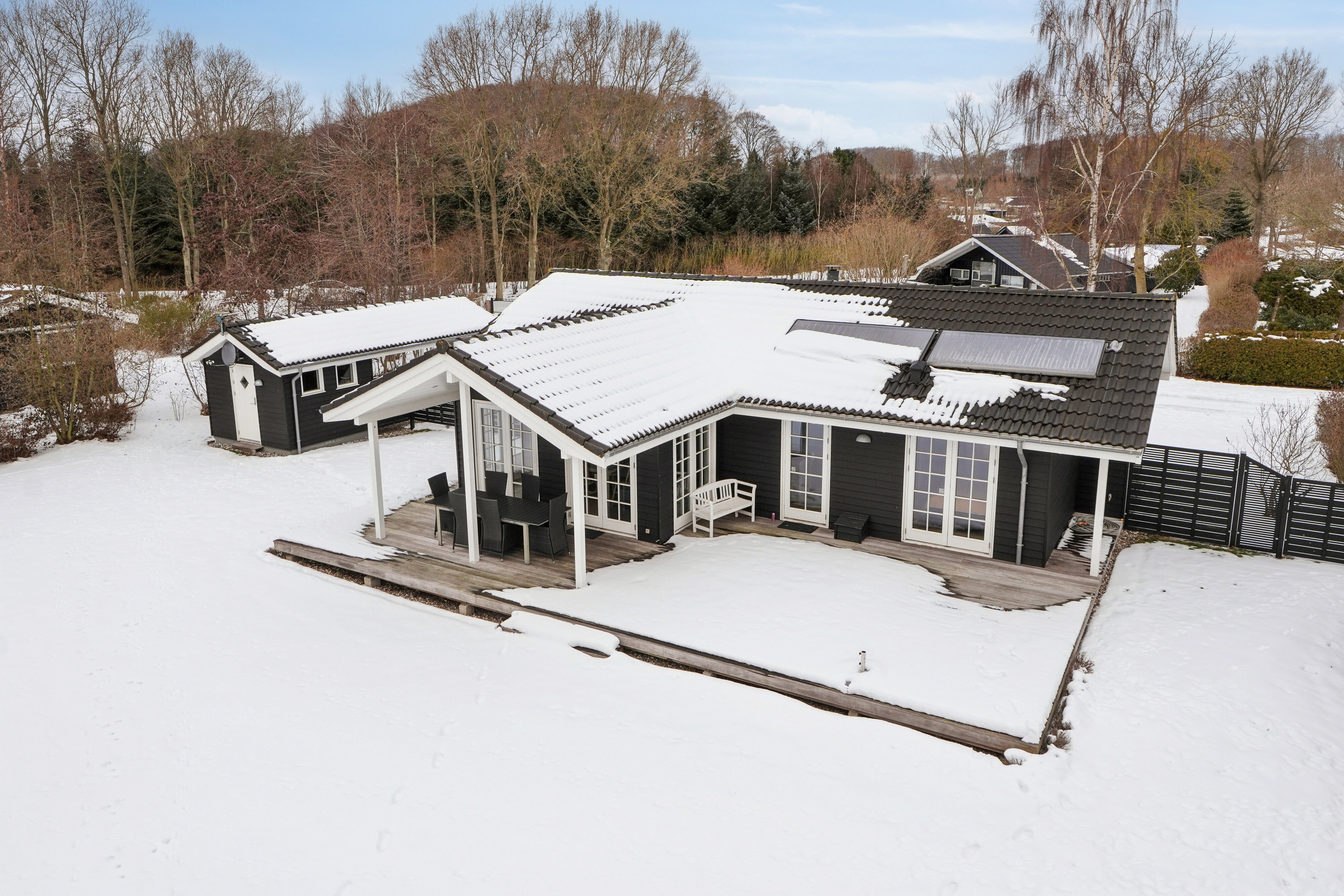 Fremhævet set fra haven billede i fuldskærmstilstand. Billede af Gyvelvænget 27, Spodsbj Drej, 5900 Rudkøbing