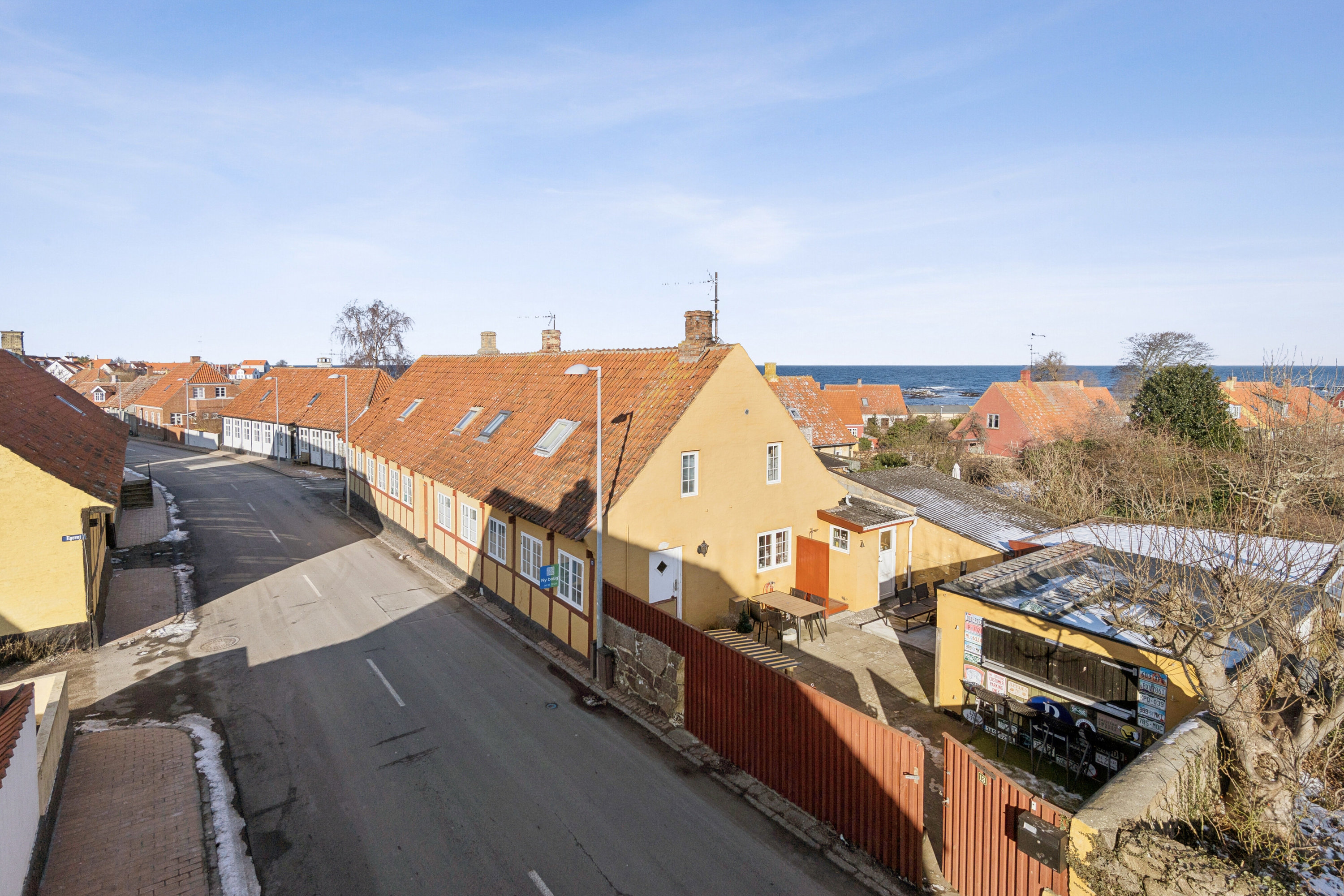 Fremhævet set fra vejen billede i fuldskærmstilstand. Billede af Søndergade 13, Svaneke, 3740 Svaneke