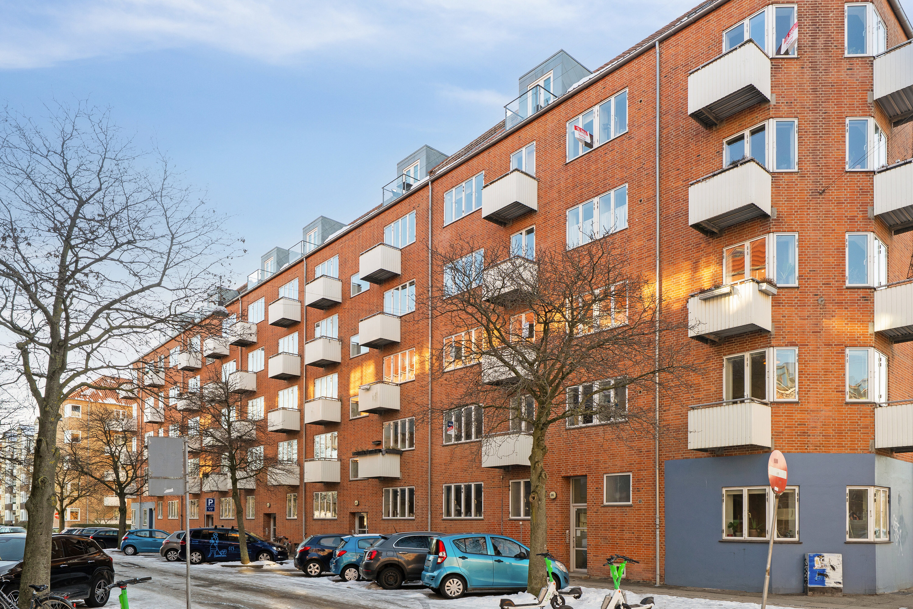 Fremhævet facade billede i fuldskærmstilstand. Billede af Parmagade 36, 1. tv., 2300 København S