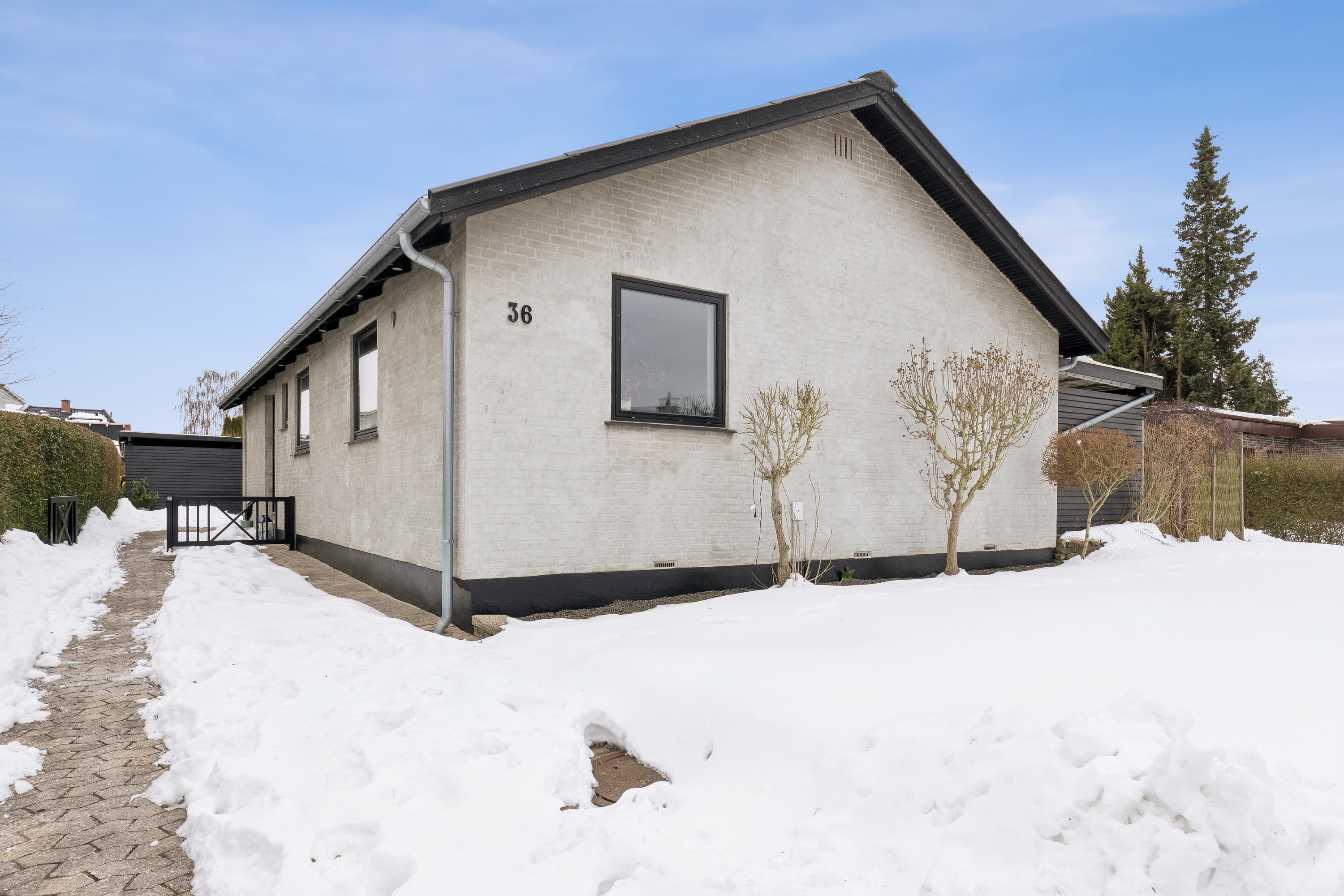 Fremhævet set fra vejen billede i fuldskærmstilstand. Billede af Islevvangen 36, 2610 Rødovre