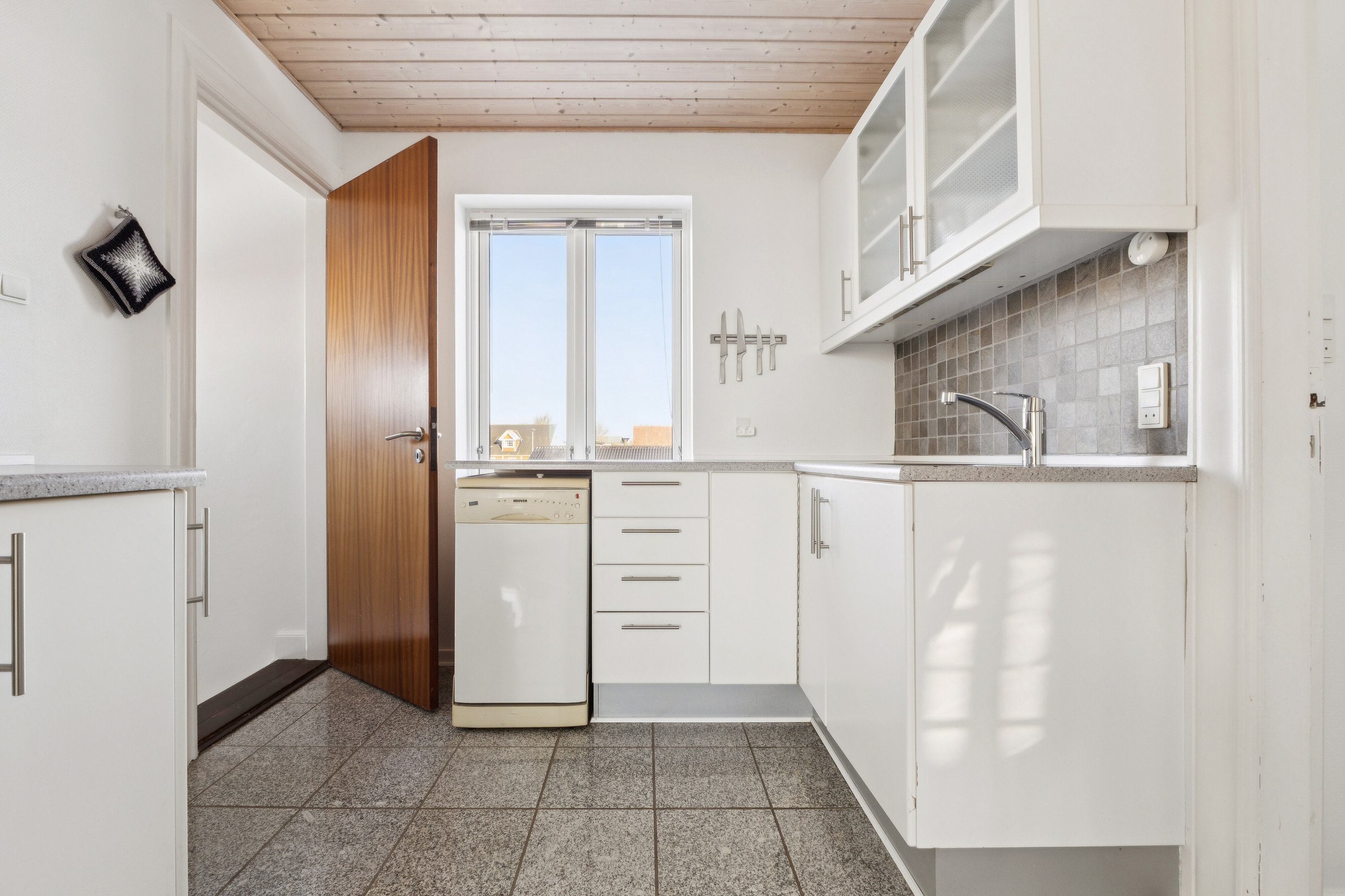 Fremhævet køkken billede i fuldskærmstilstand. Billede af Østergade 45, 5935 Bagenkop