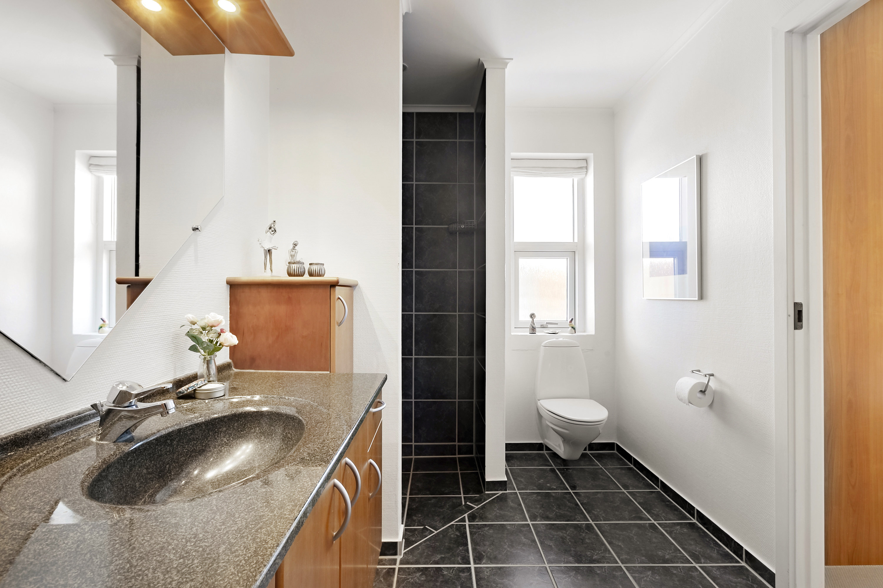 Fremhævet badeværelse billede i fuldskærmstilstand. Billede af Skovbakken 5, 6200 Aabenraa