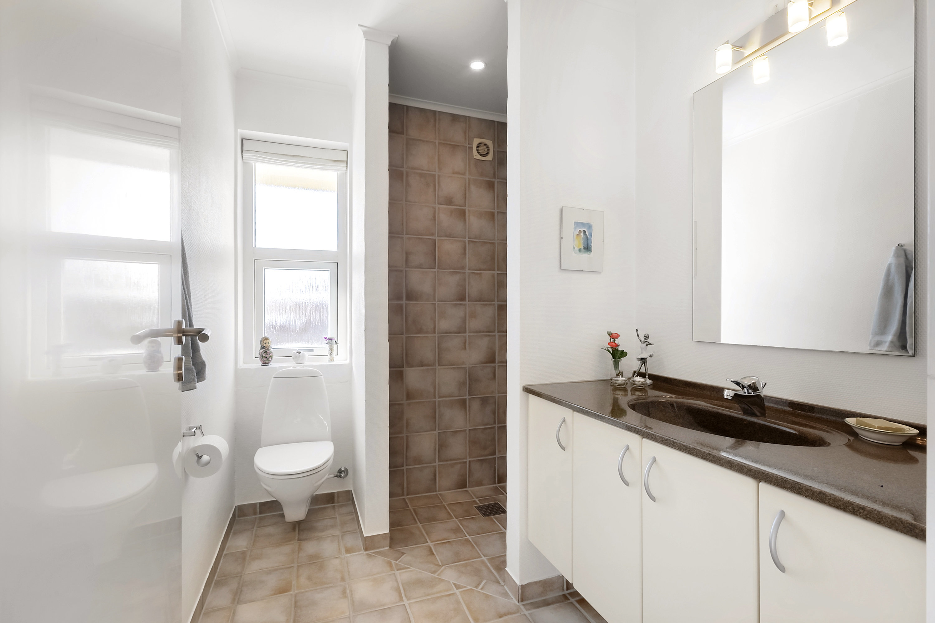 Fremhævet badeværelse billede i fuldskærmstilstand. Billede af Skovbakken 5, 6200 Aabenraa