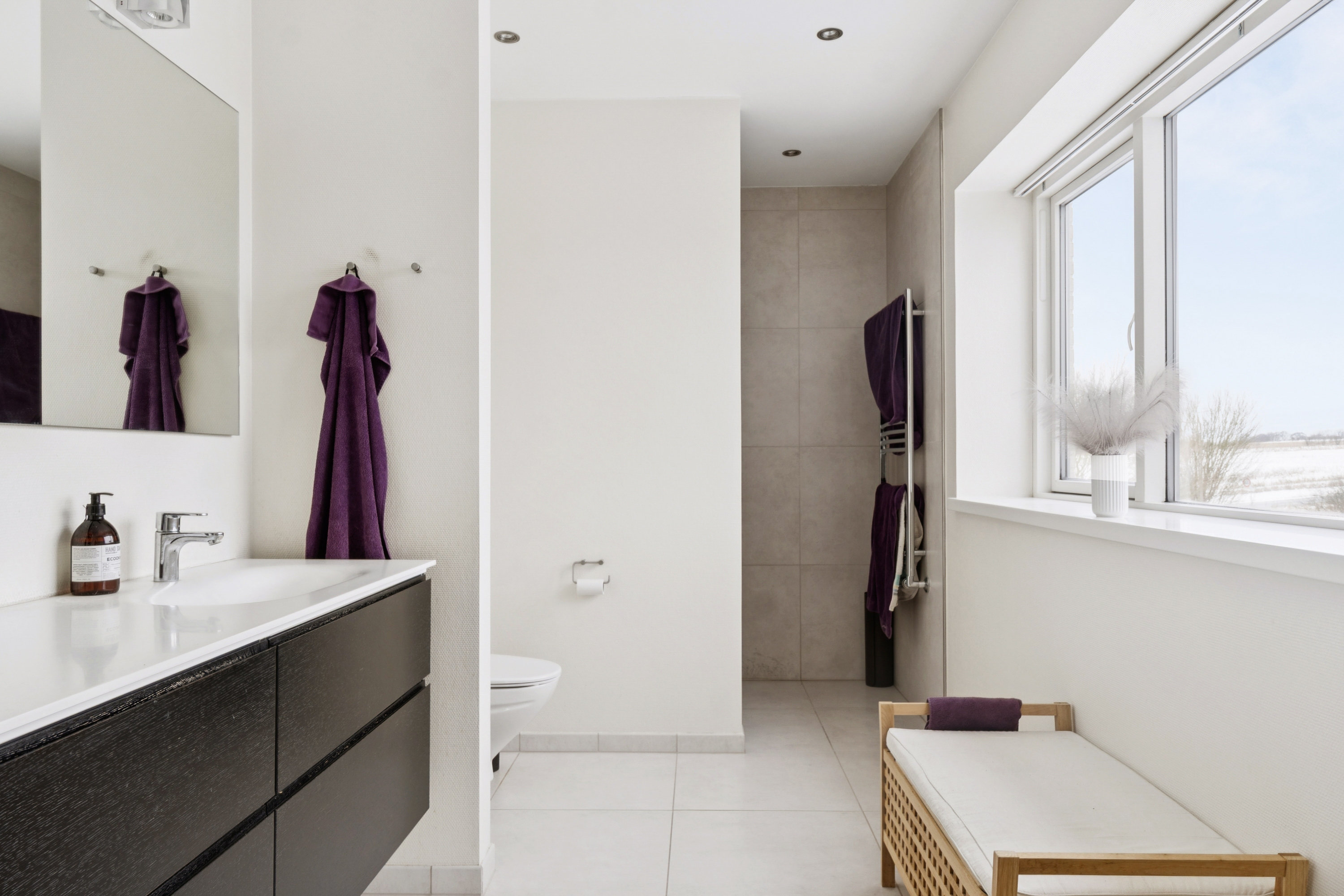 Fremhævet badeværelse billede i fuldskærmstilstand. Billede af Niels Kjærbyes Vej 11, 5610 Assens