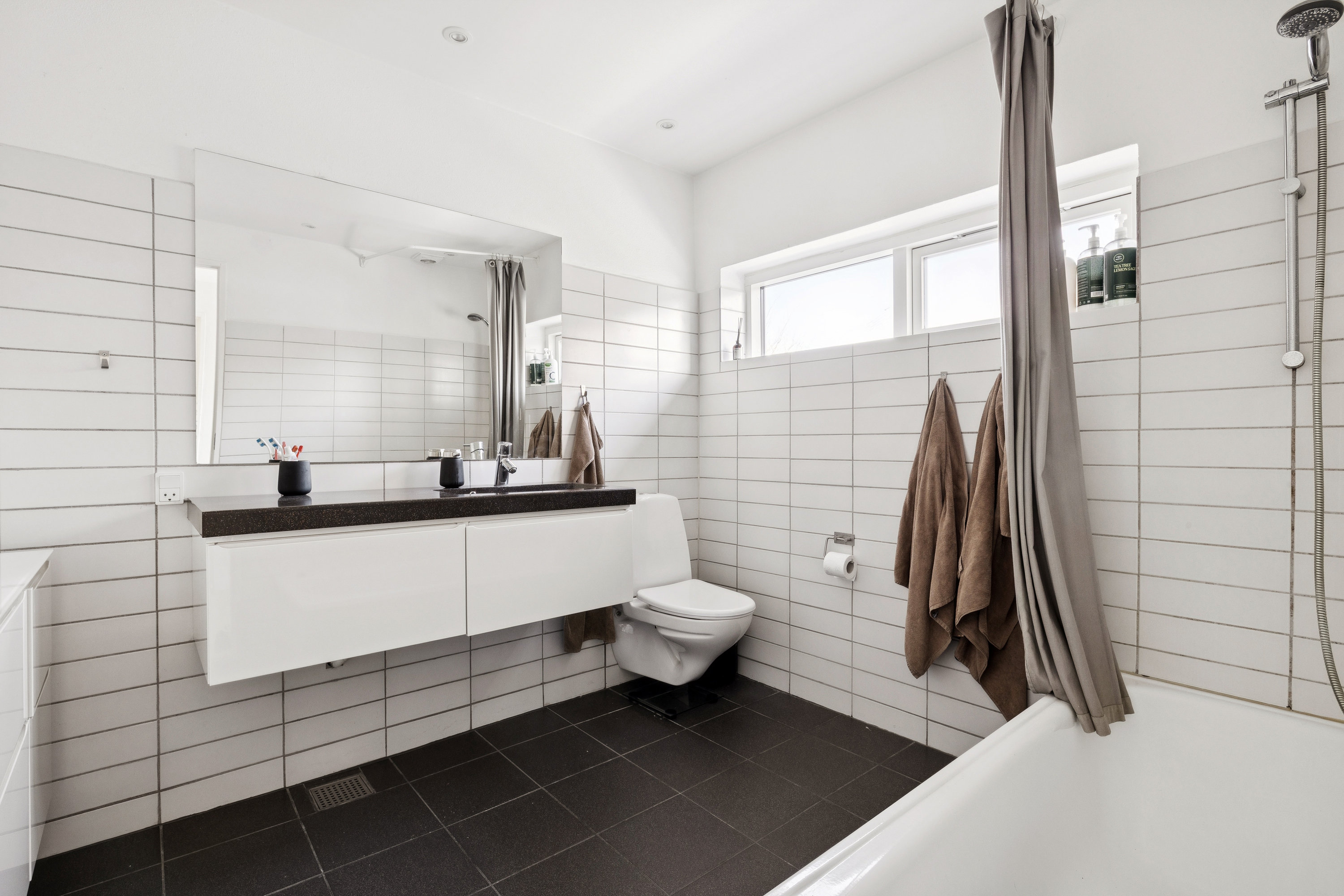 Fremhævet badeværelse billede i fuldskærmstilstand. Billede af Gimlevej 19, Gram, 8660 Skanderborg