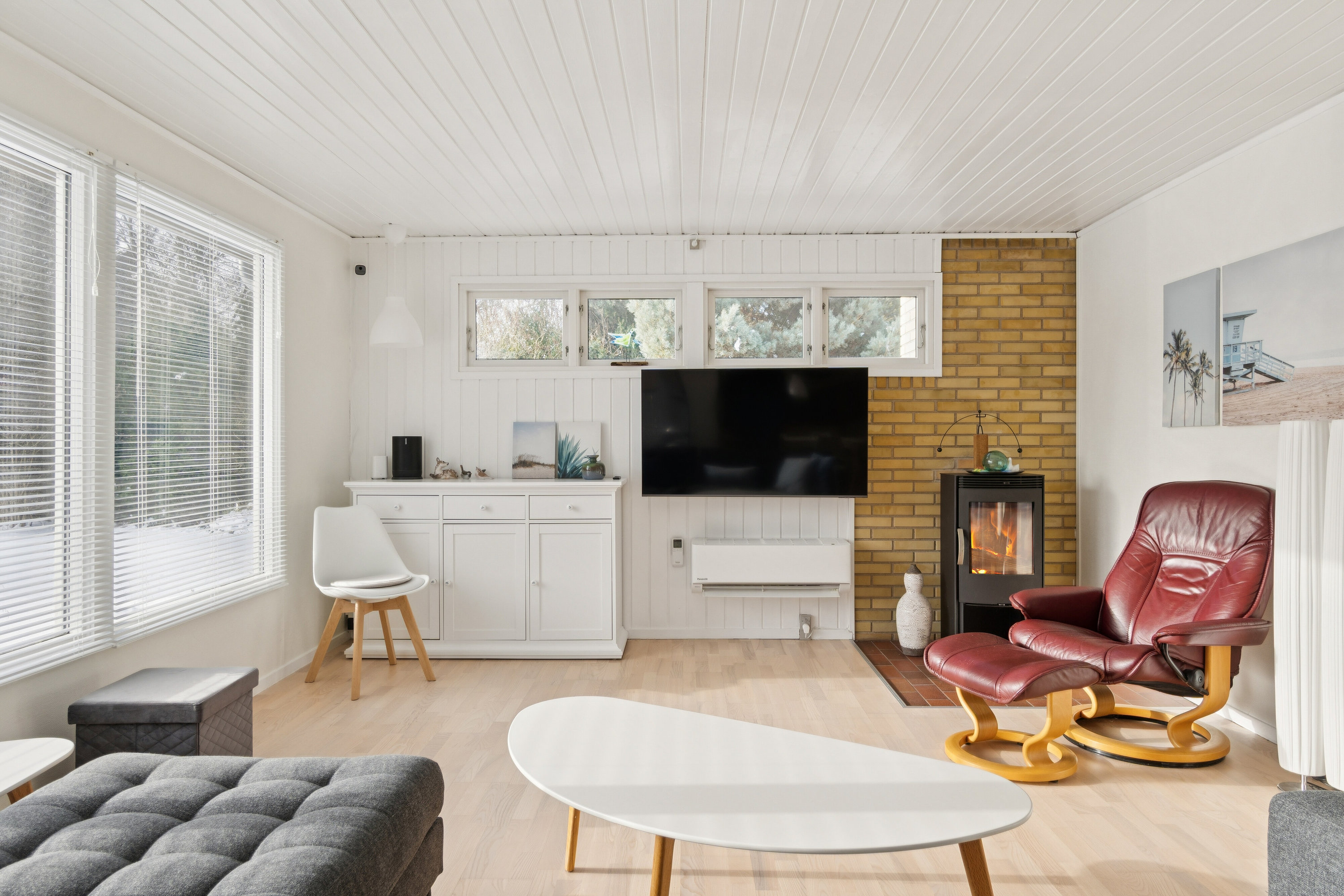 Fremhævet stue billede i fuldskærmstilstand. Billede af Engdraget 17, Gudmindrup Lyng, 4573 Højby