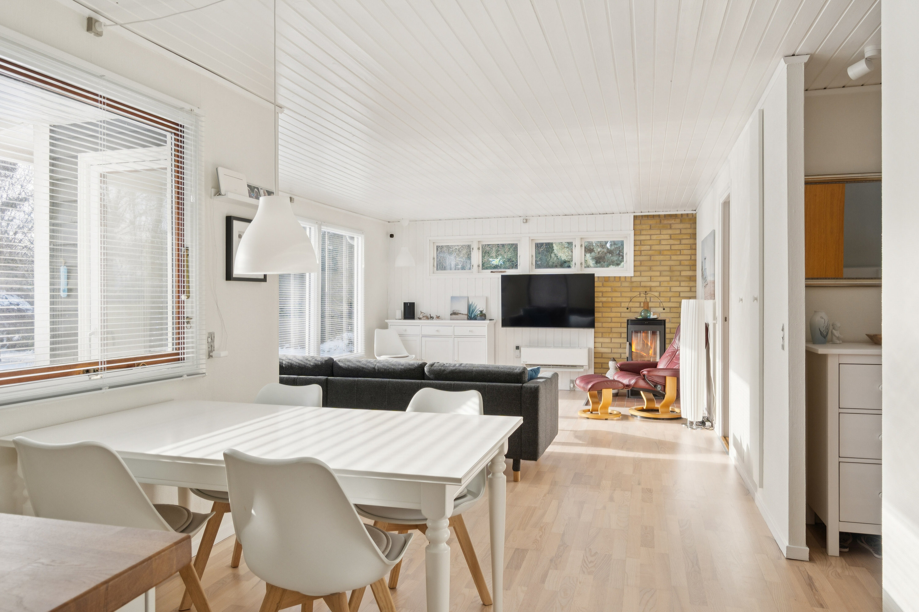 Fremhævet spisestue billede i fuldskærmstilstand. Billede af Engdraget 17, Gudmindrup Lyng, 4573 Højby