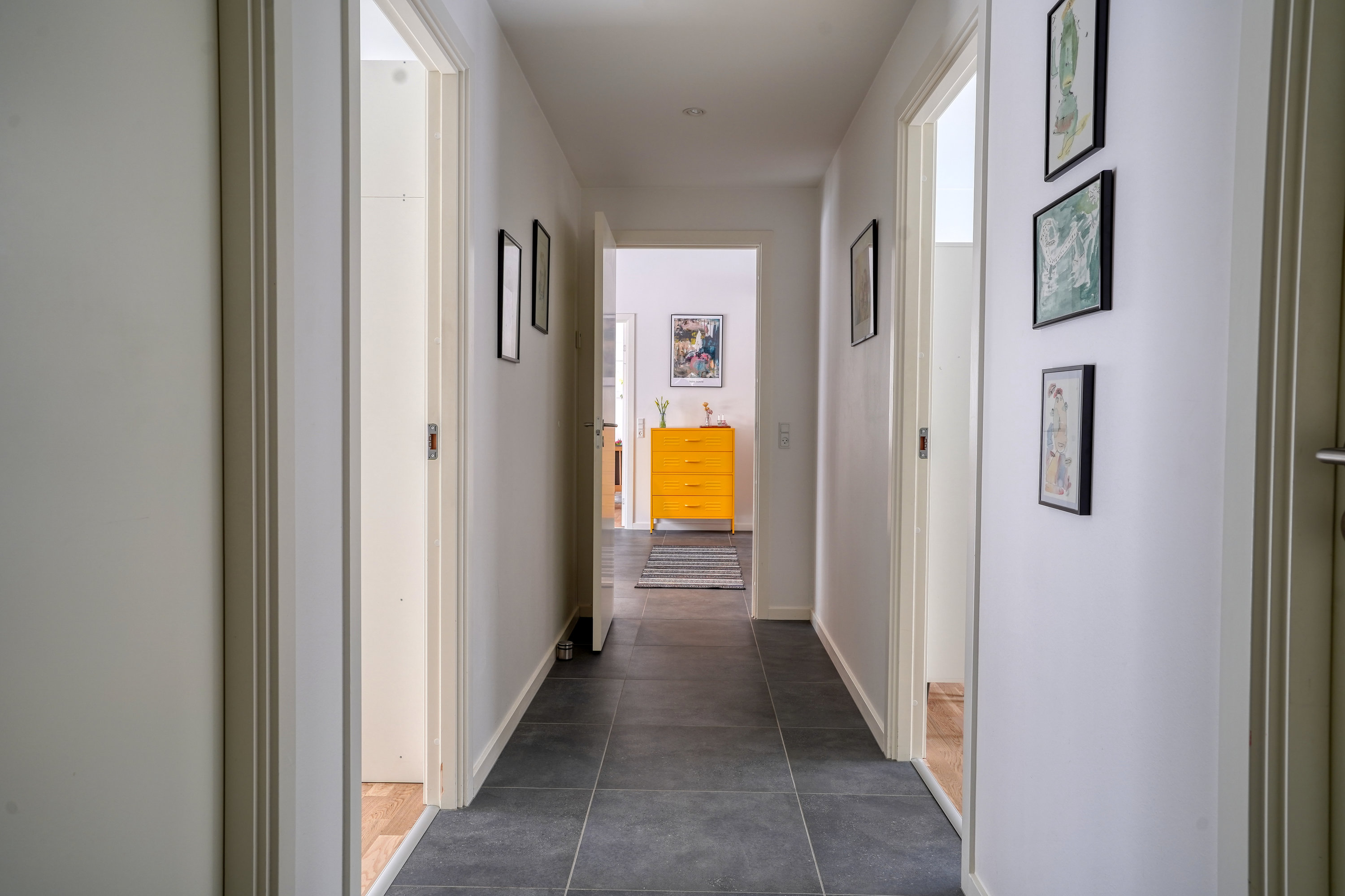 Fremhævet fordelingsgang billede i fuldskærmstilstand. Billede af Benediktevej 27A, 3480 Fredensborg