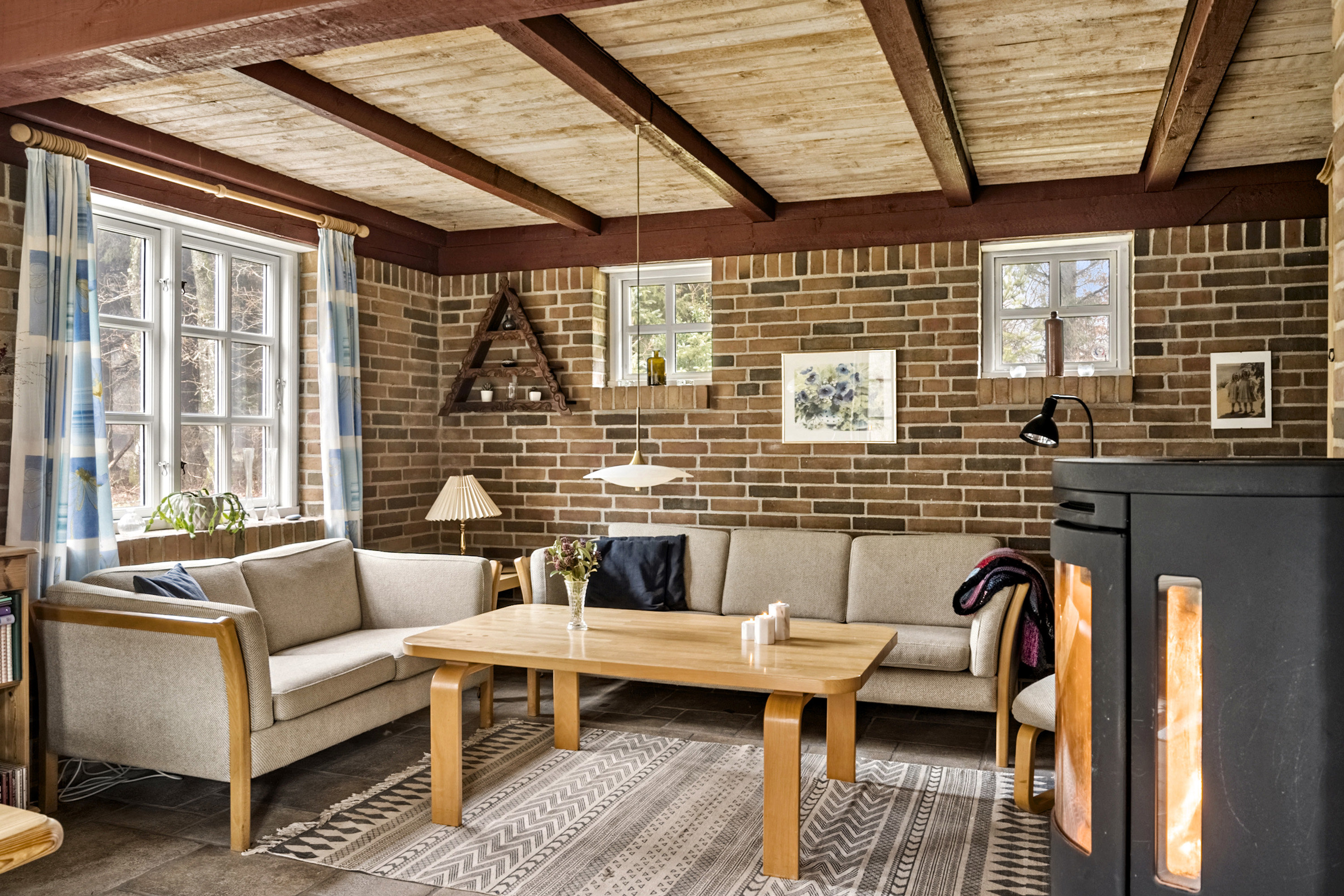 Fremhævet stue billede i fuldskærmstilstand. Billede af Bækbyvej 29, Husby, 6990 Ulfborg