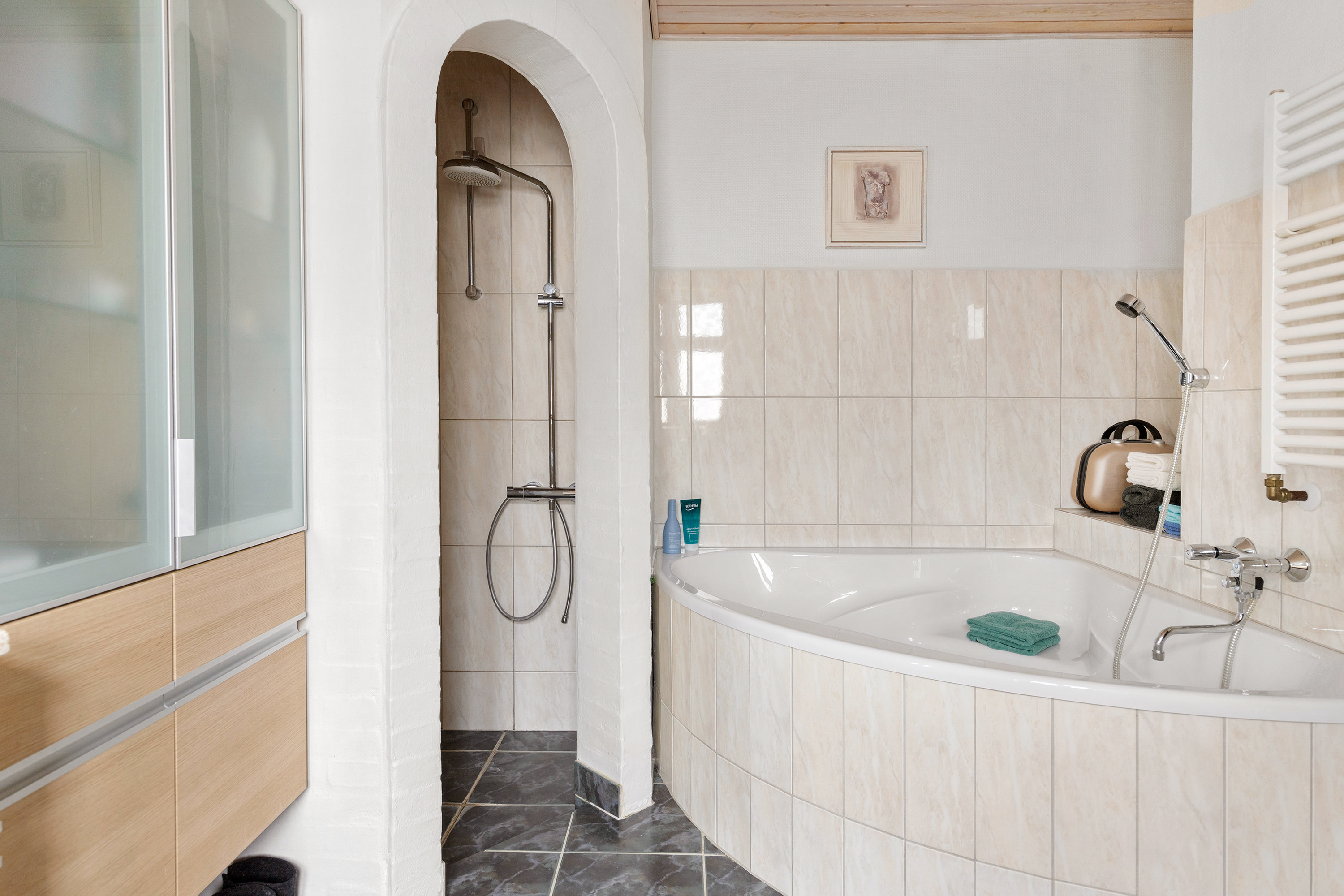 Fremhævet badeværelse billede i fuldskærmstilstand. Billede af Dybvad Mølle Vej 5, Dybvad Mølle, 9600 Aars