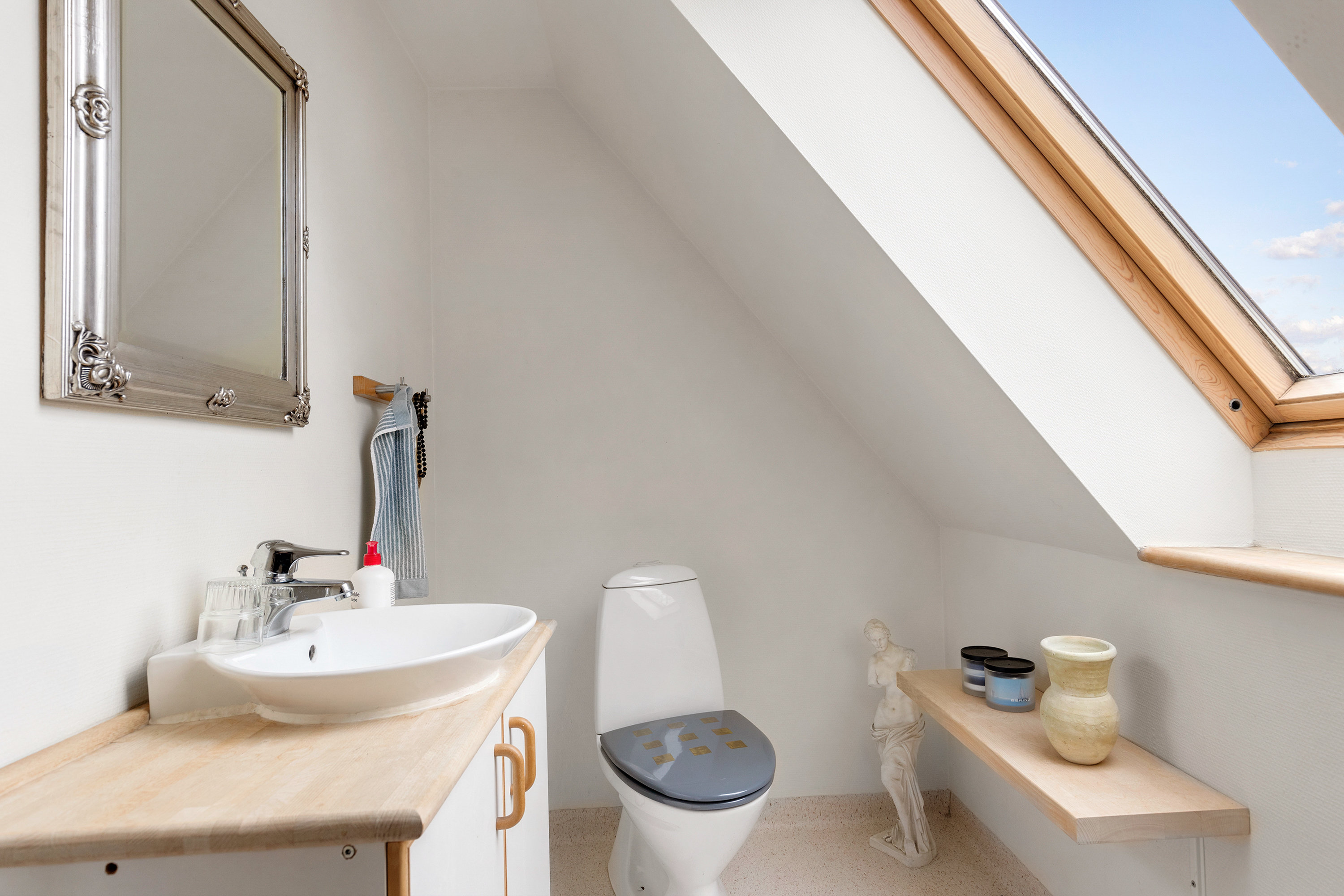 Fremhævet toilet billede i fuldskærmstilstand. Billede af Dybvad Mølle Vej 5, Dybvad Mølle, 9600 Aars