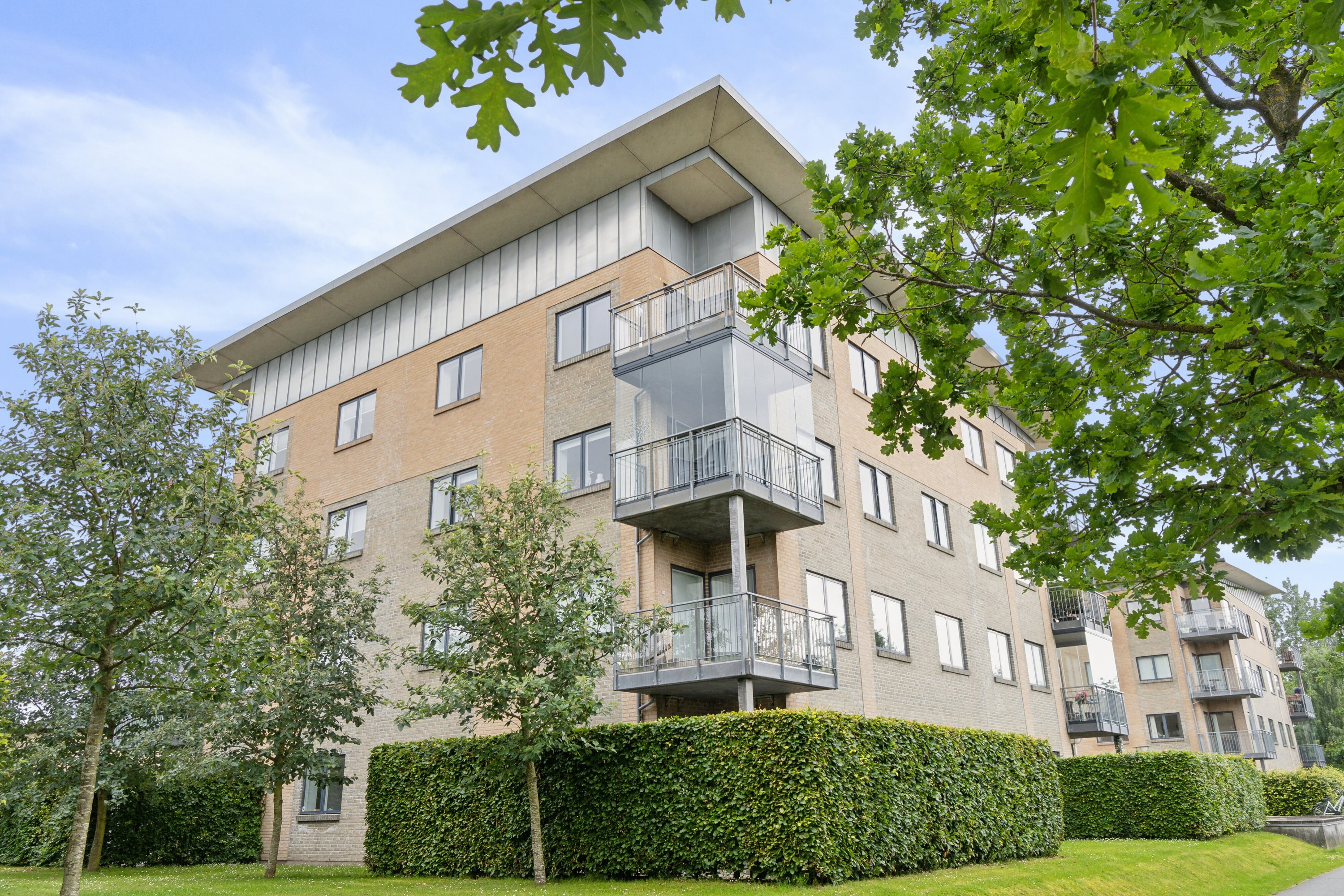 Fremhævet facade billede i fuldskærmstilstand. Billede af Marbæk Park 2, 1. 4., 2750 Ballerup