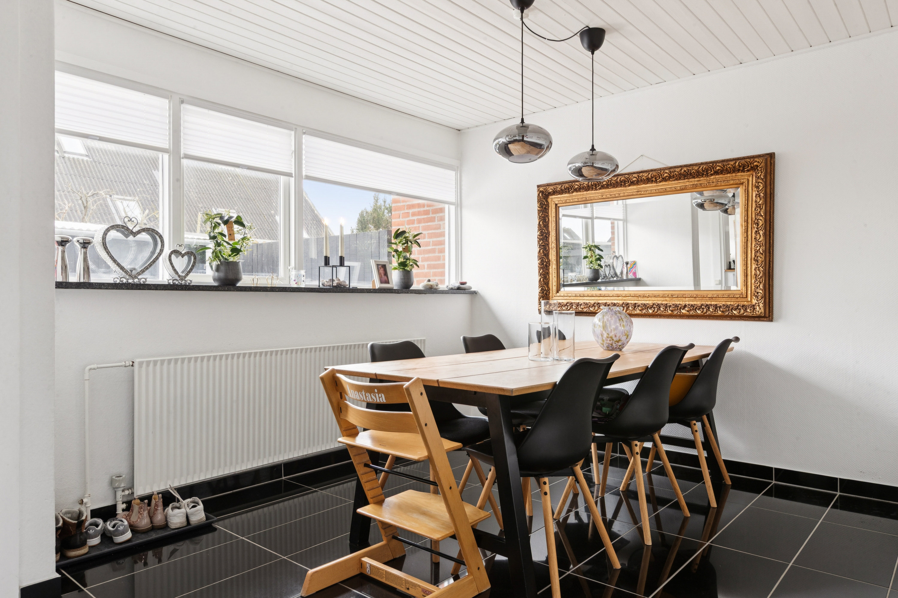 Fremhævet stue billede i fuldskærmstilstand. Billede af Søndertoften 43, 2630 Taastrup