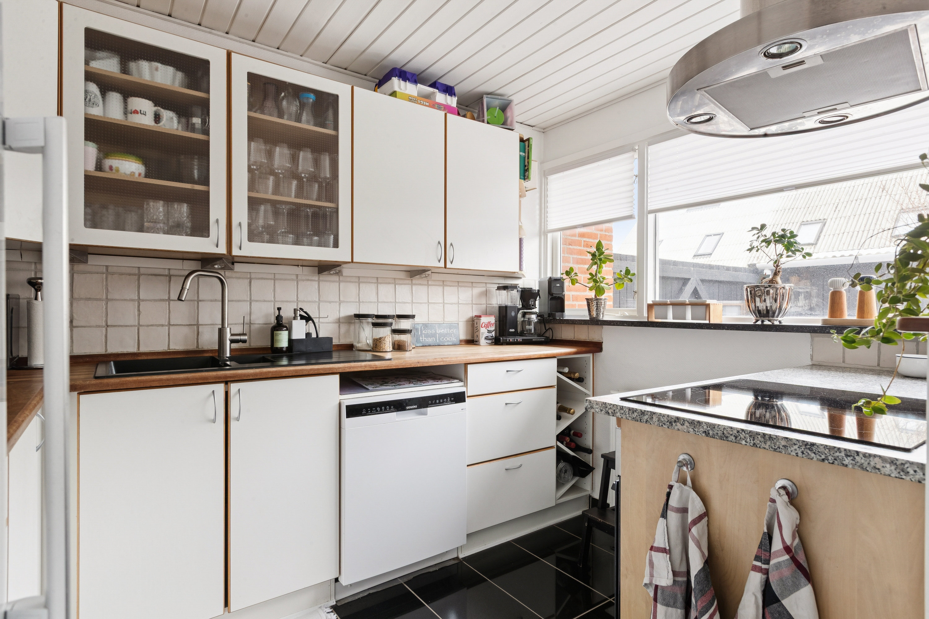 Fremhævet køkken billede i fuldskærmstilstand. Billede af Søndertoften 43, 2630 Taastrup