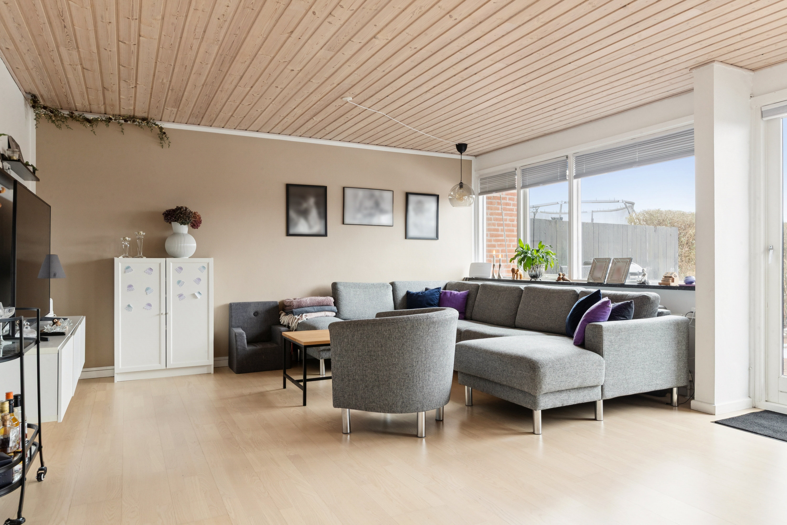 Fremhævet stue billede i fuldskærmstilstand. Billede af Søndertoften 43, 2630 Taastrup