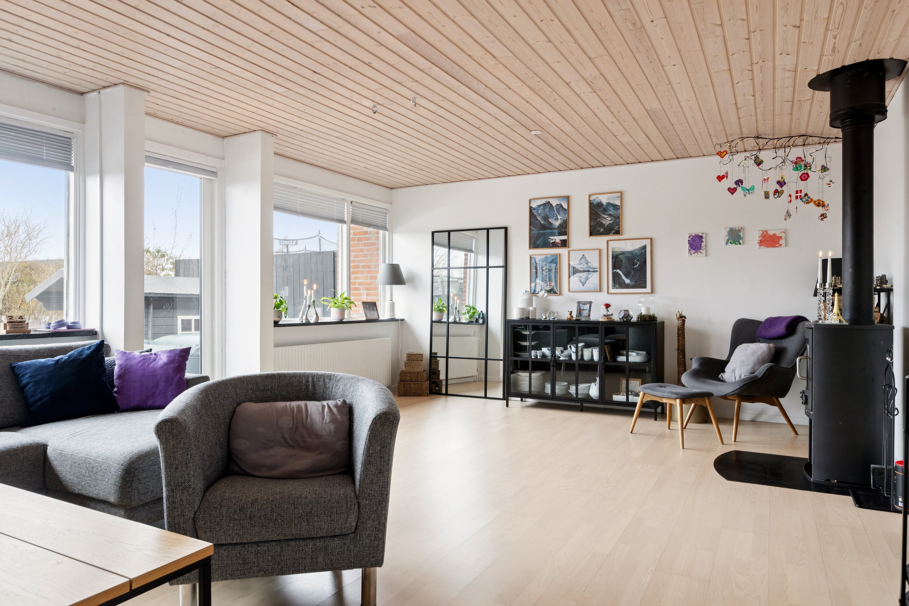 Fremhævet stue billede i fuldskærmstilstand. Billede af Søndertoften 43, 2630 Taastrup