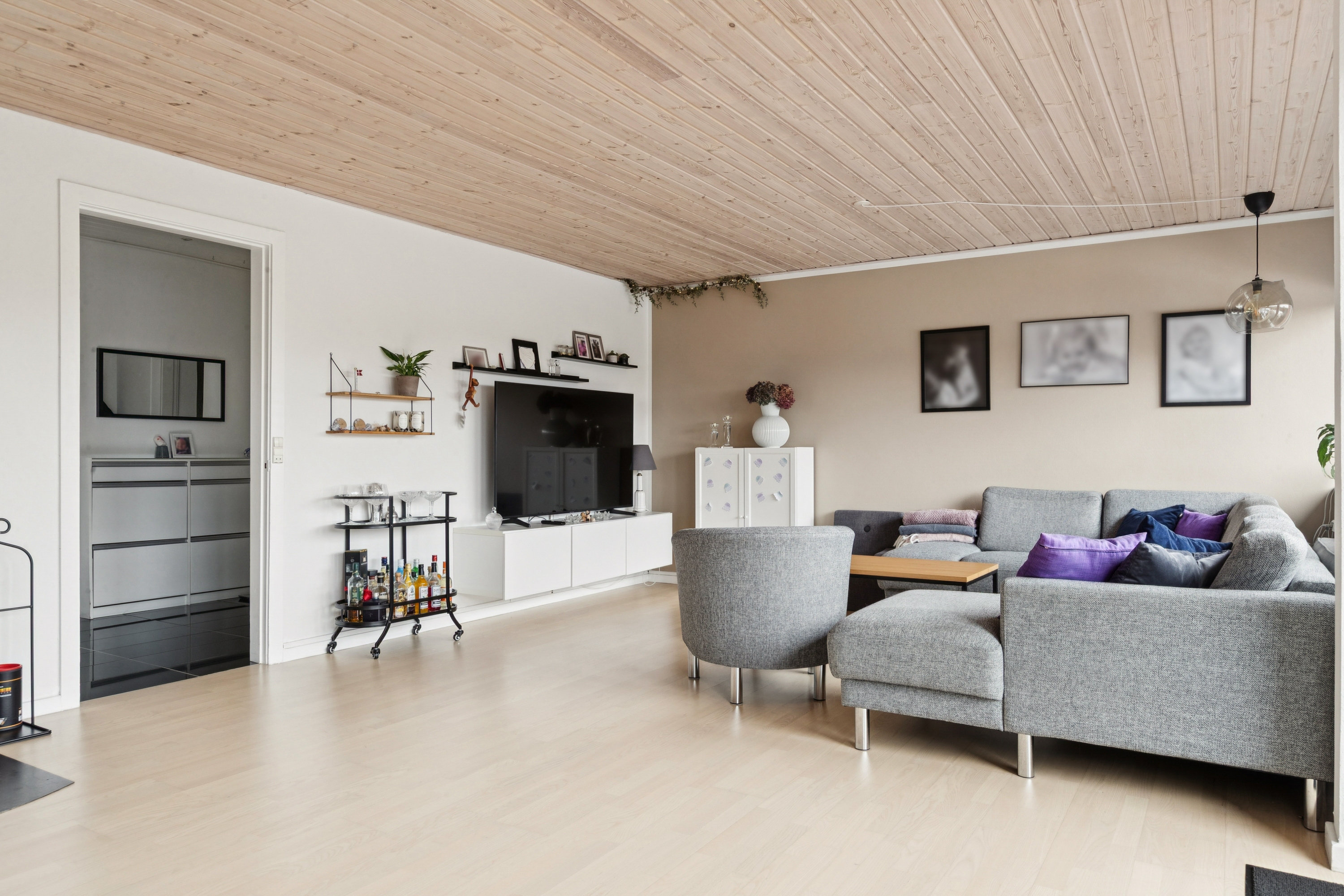 Fremhævet stue billede i fuldskærmstilstand. Billede af Søndertoften 43, 2630 Taastrup