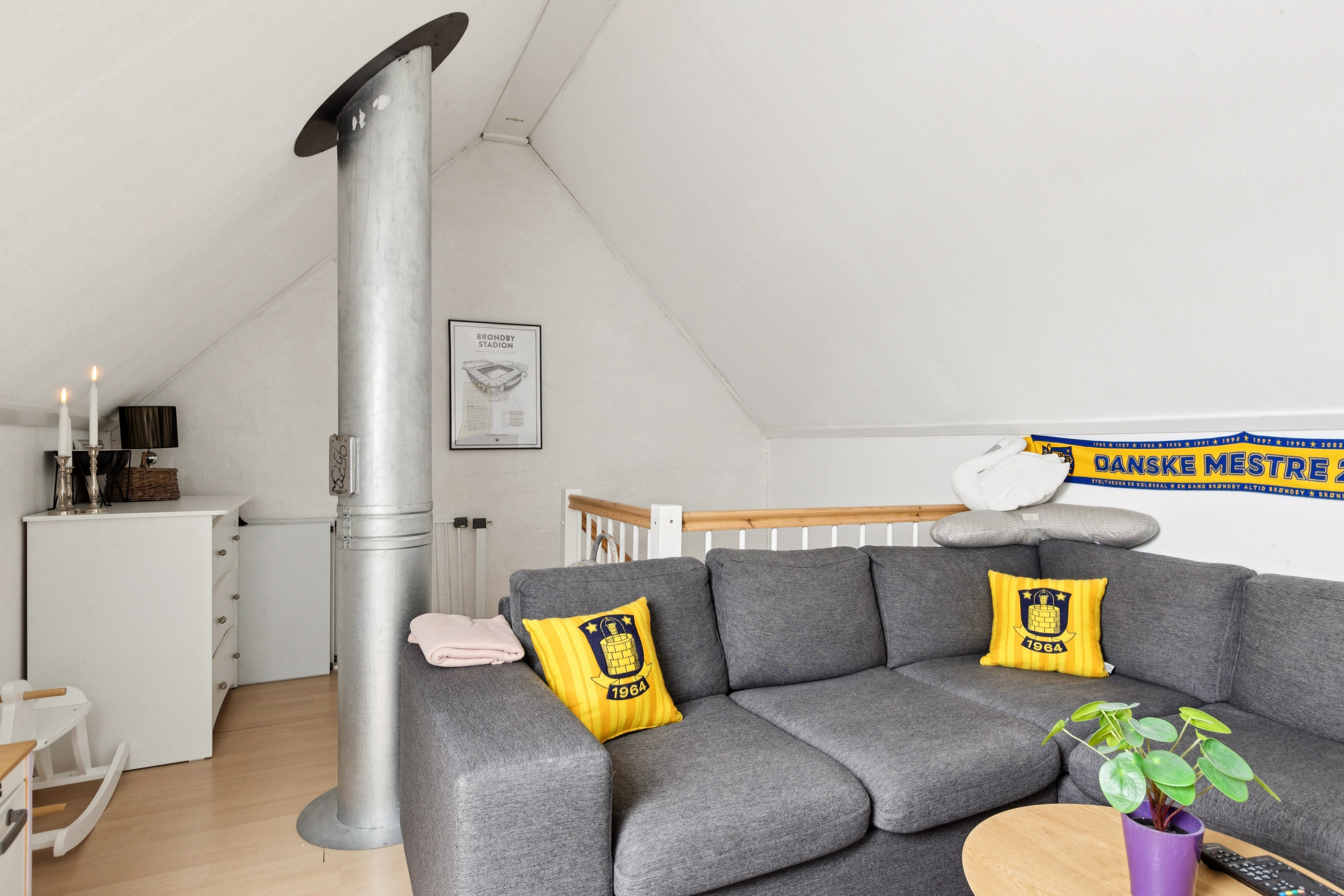 Fremhævet stue billede i fuldskærmstilstand. Billede af Søndertoften 43, 2630 Taastrup