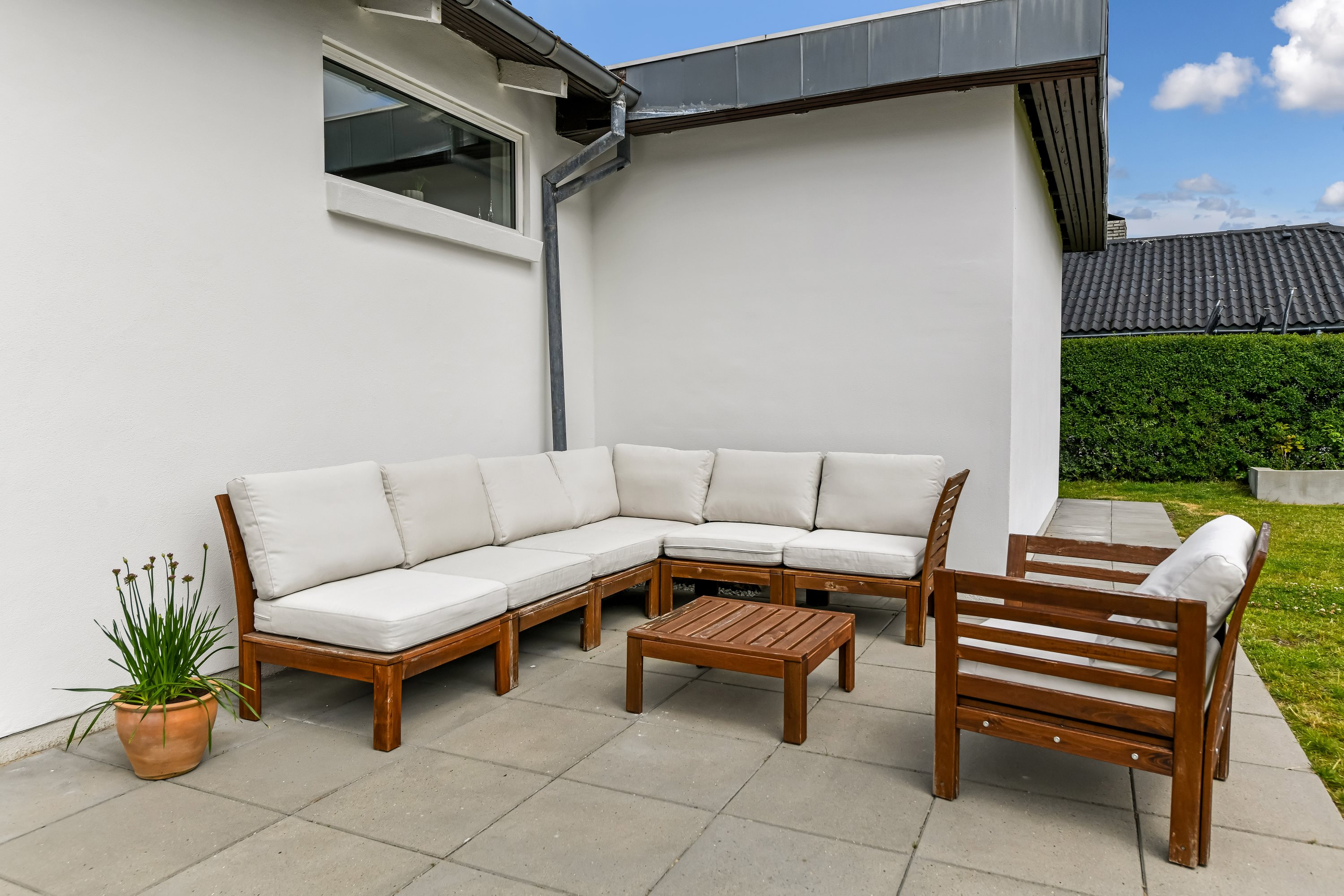 Fremhævet terrasse billede i fuldskærmstilstand. Billede af Niels Lambertsens Vej 4, 6705 Esbjerg Ø