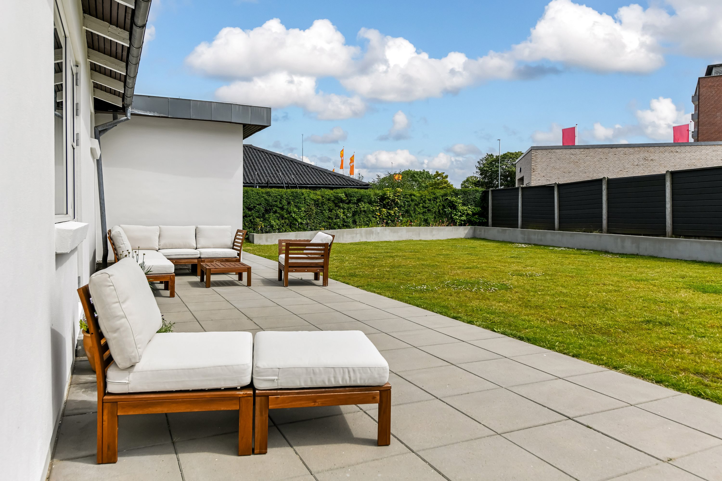 Fremhævet terrasse billede i fuldskærmstilstand. Billede af Niels Lambertsens Vej 4, 6705 Esbjerg Ø