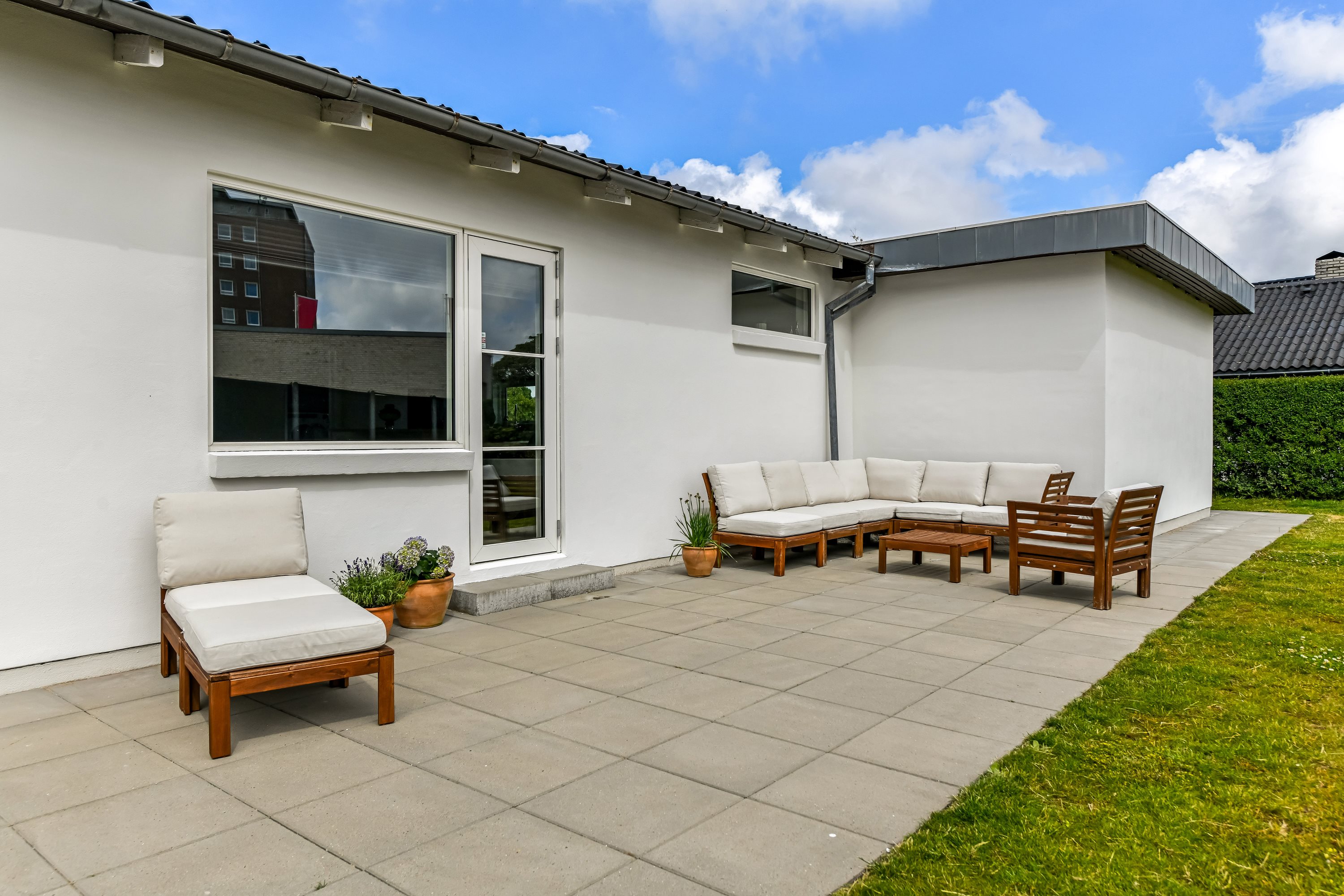 Fremhævet terrasse billede i fuldskærmstilstand. Billede af Niels Lambertsens Vej 4, 6705 Esbjerg Ø