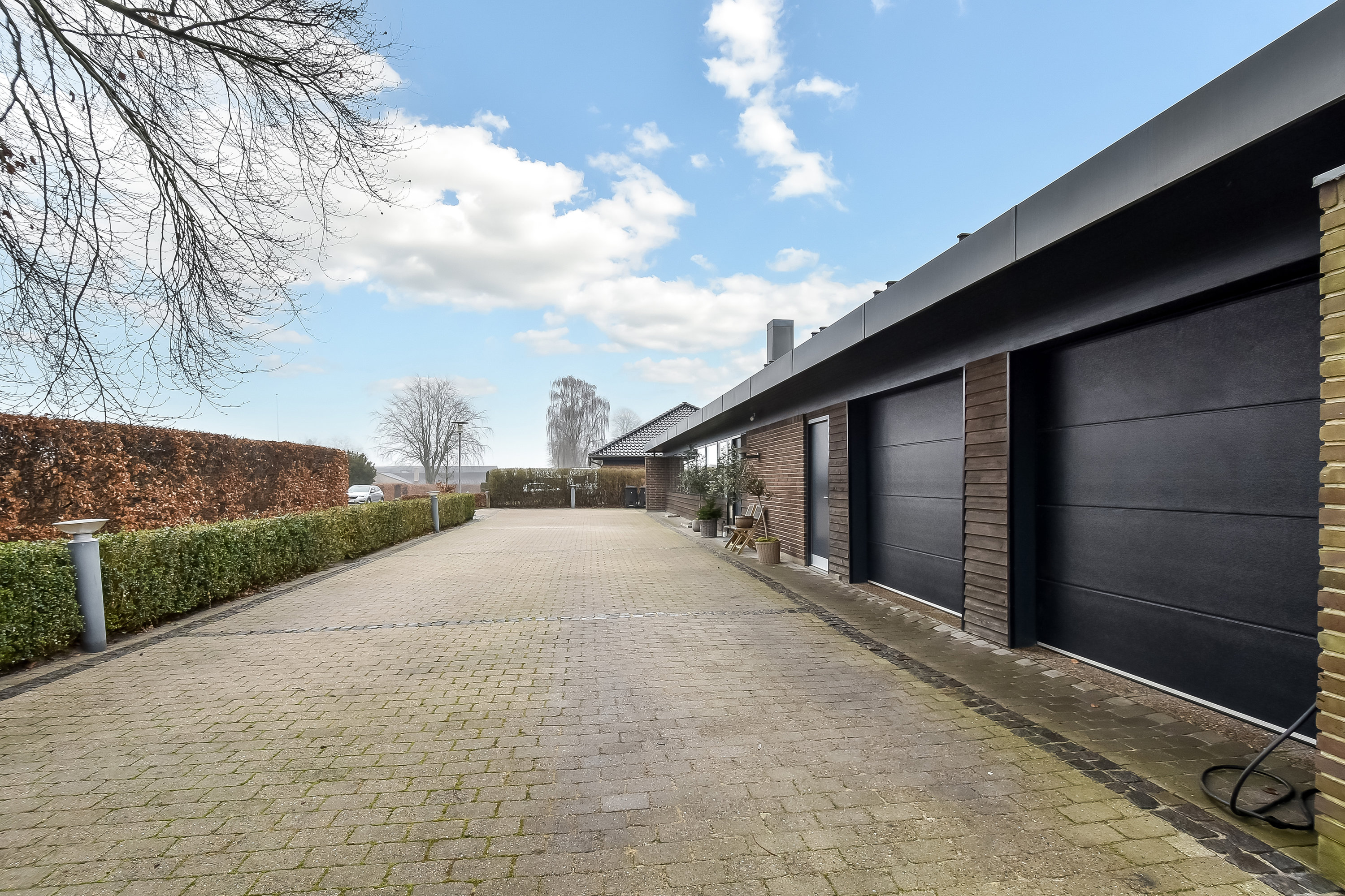 Fremhævet indkørsel billede i fuldskærmstilstand. Billede af Spinkebjerg 8, Gjellerup, 7400 Herning