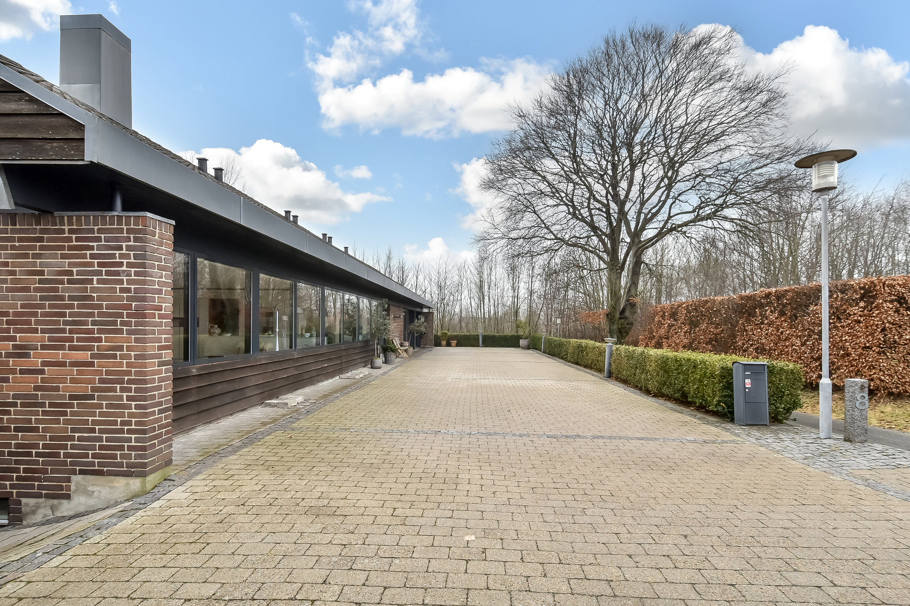 Fremhævet indkørsel billede i fuldskærmstilstand. Billede af Spinkebjerg 8, Gjellerup, 7400 Herning