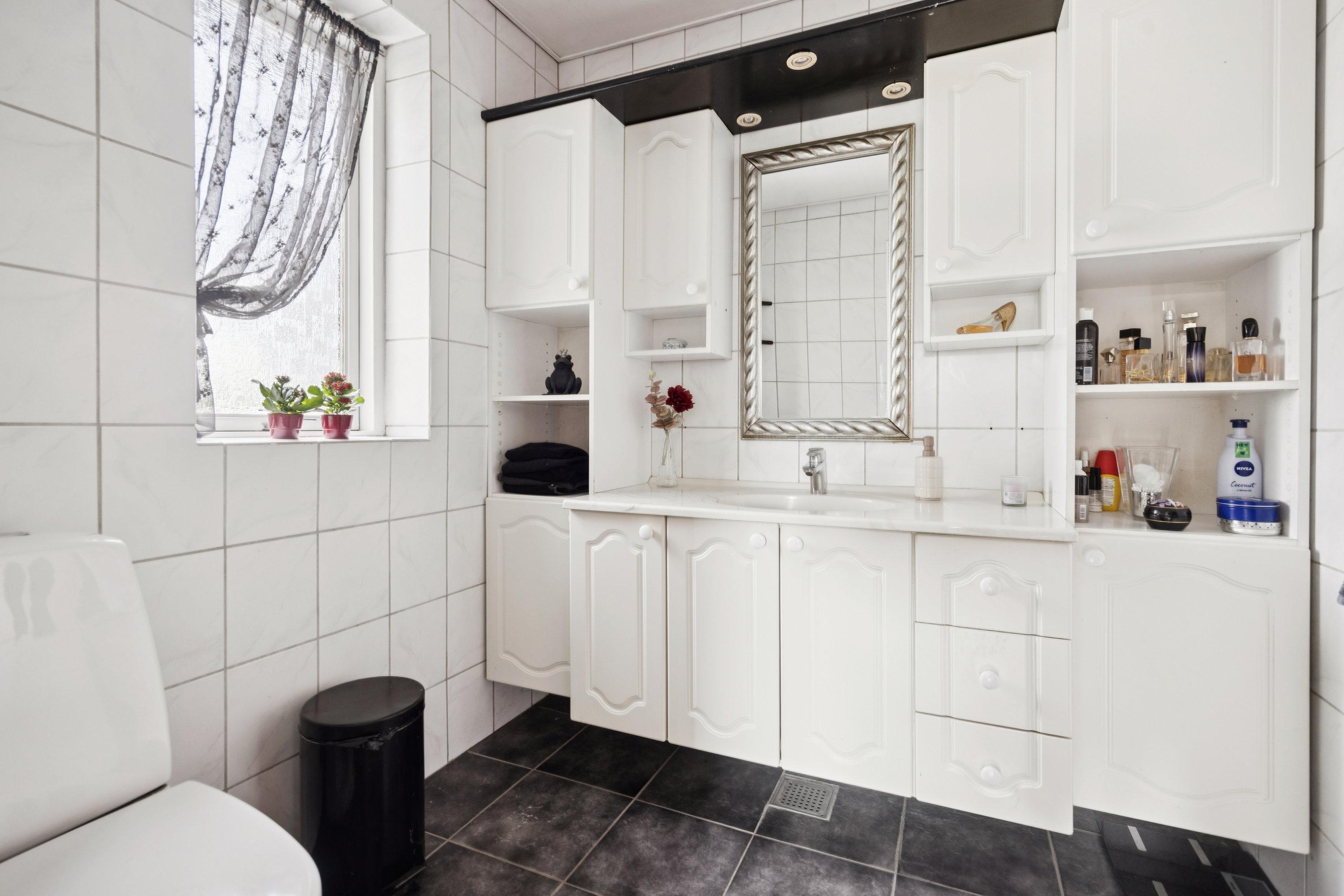 Fremhævet badeværelse billede i fuldskærmstilstand. Billede af Dunbirkevej 14, 9382 Tylstrup