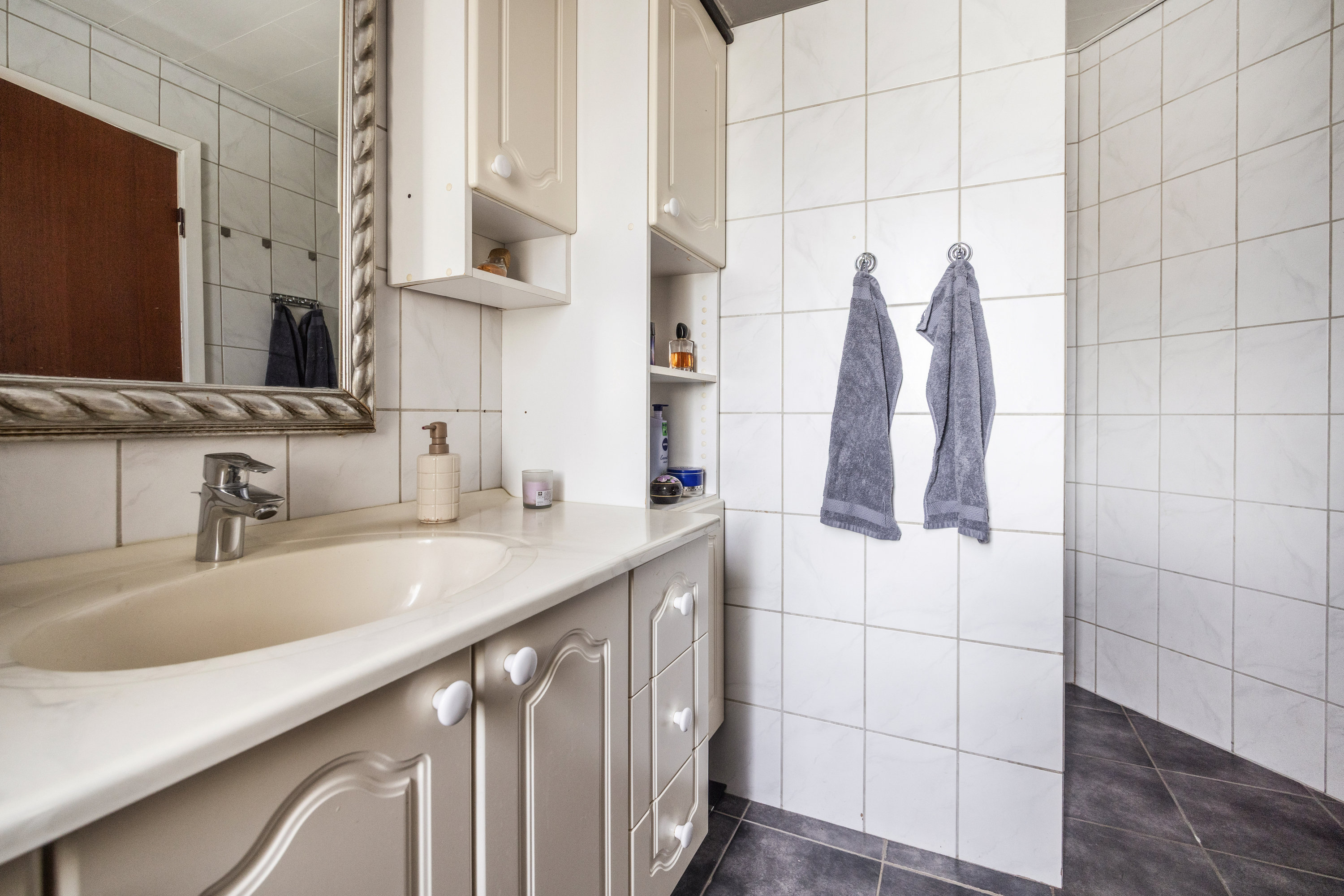 Fremhævet badeværelse billede i fuldskærmstilstand. Billede af Dunbirkevej 14, 9382 Tylstrup