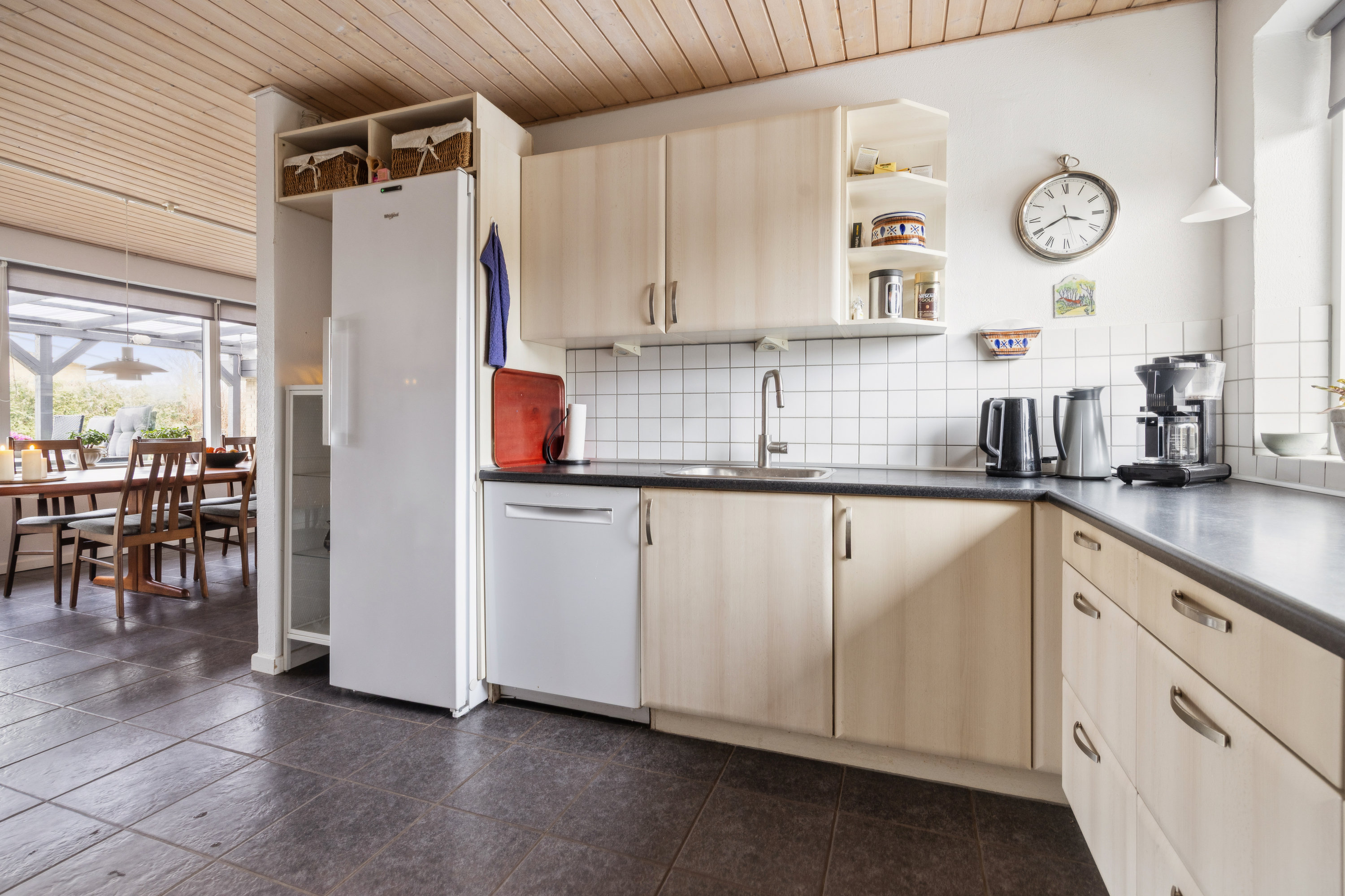 Fremhævet køkken billede i fuldskærmstilstand. Billede af Dunbirkevej 14, 9382 Tylstrup