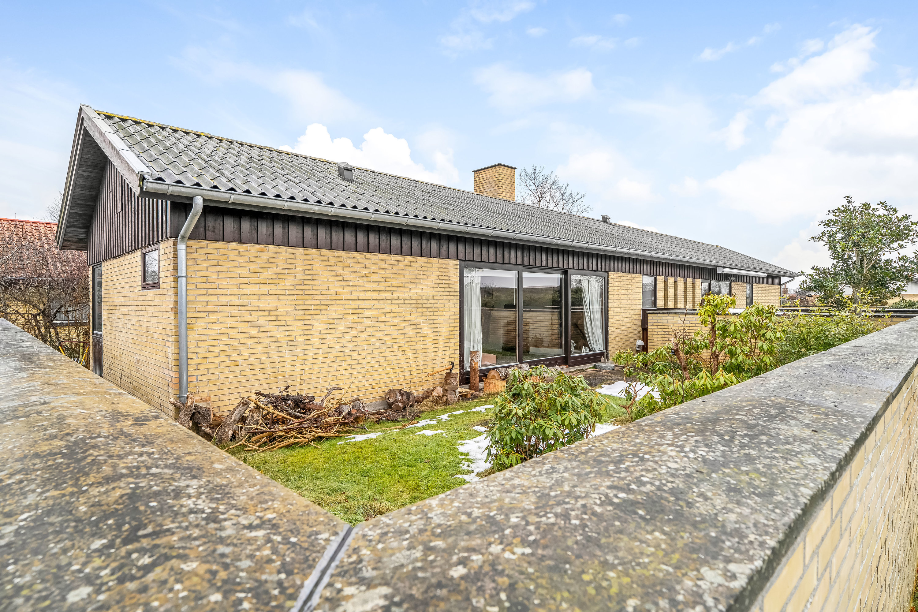 Fremhævet facade billede i fuldskærmstilstand. Billede af Sporemagervej 14, 3400 Hillerød