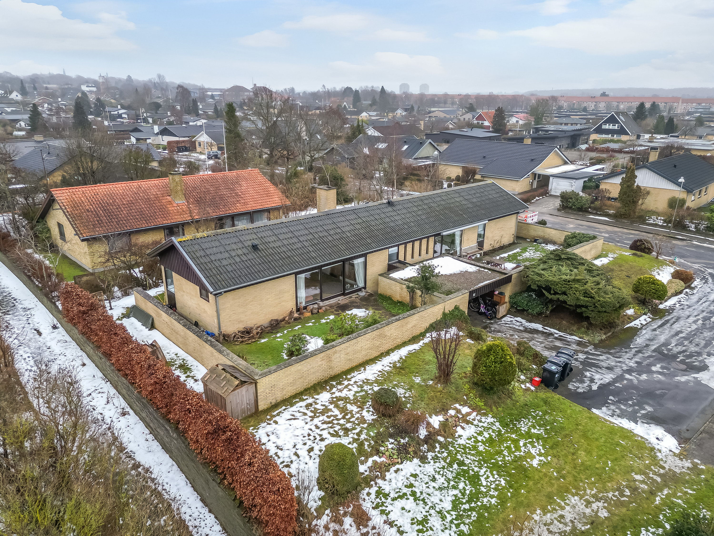 Fremhævet facade billede i fuldskærmstilstand. Billede af Sporemagervej 14, 3400 Hillerød