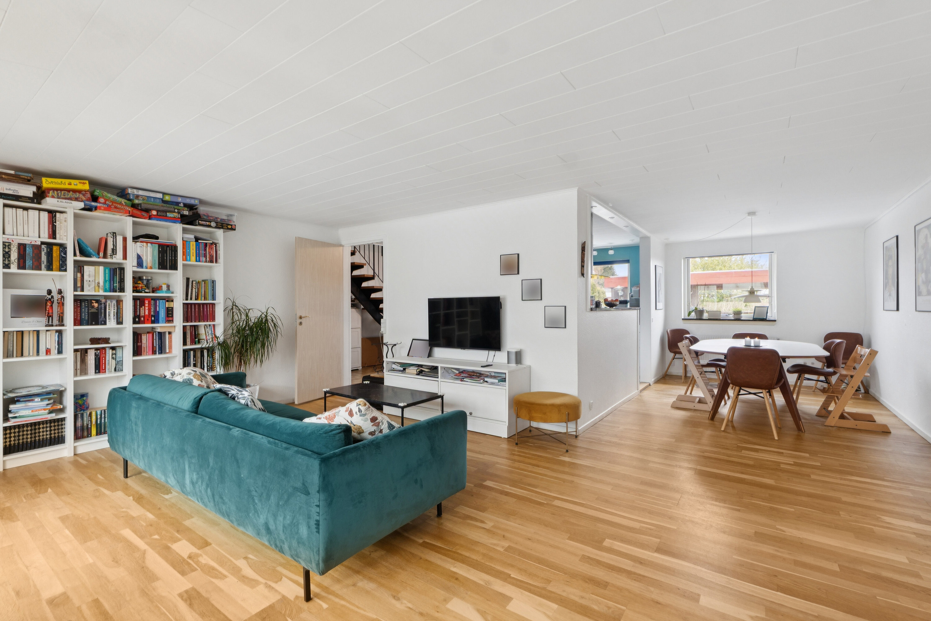 Fremhævet stue billede i fuldskærmstilstand. Billede af Enghøjen 19, 2650 Hvidovre