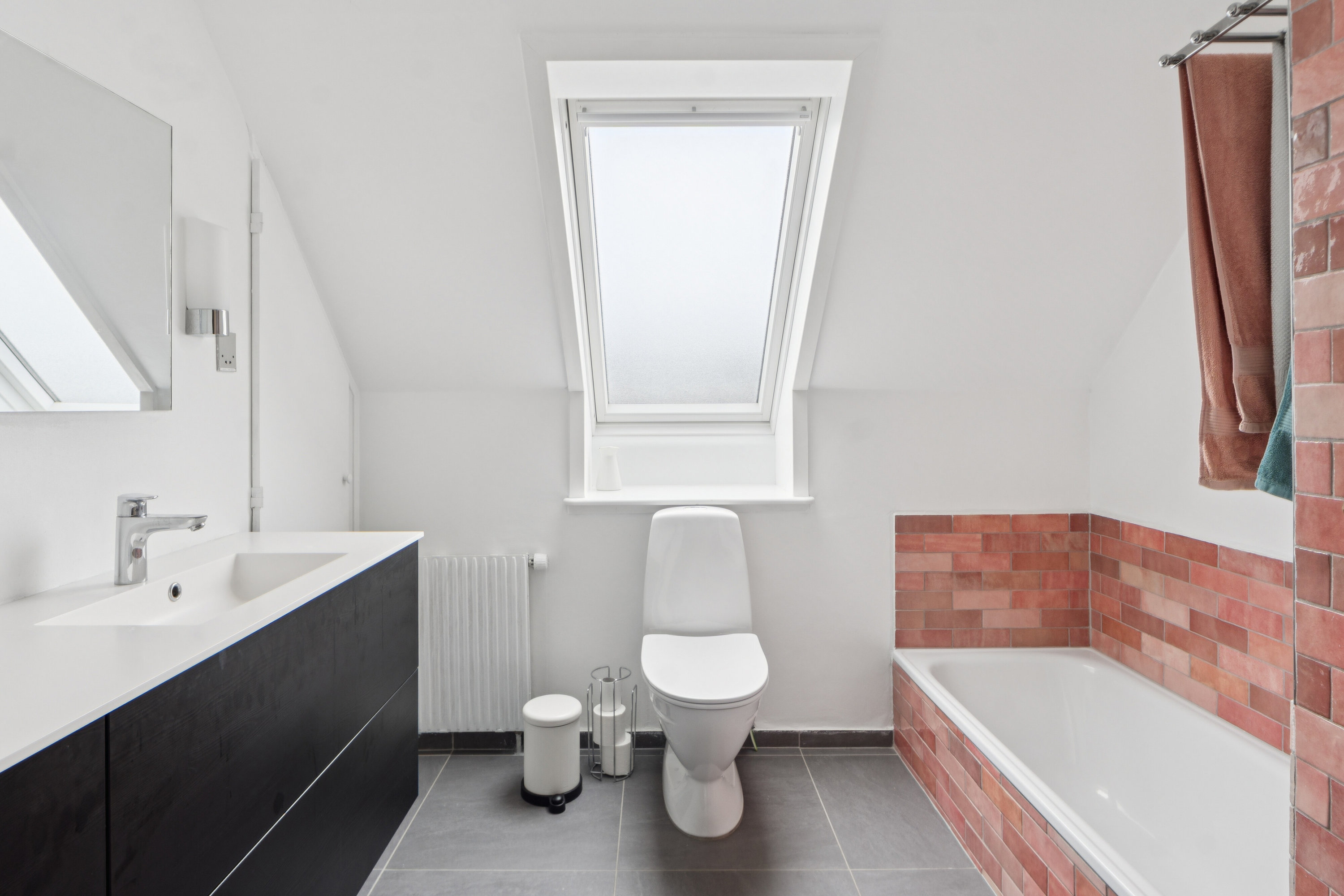 Fremhævet badeværelse billede i fuldskærmstilstand. Billede af Enghøjen 19, 2650 Hvidovre