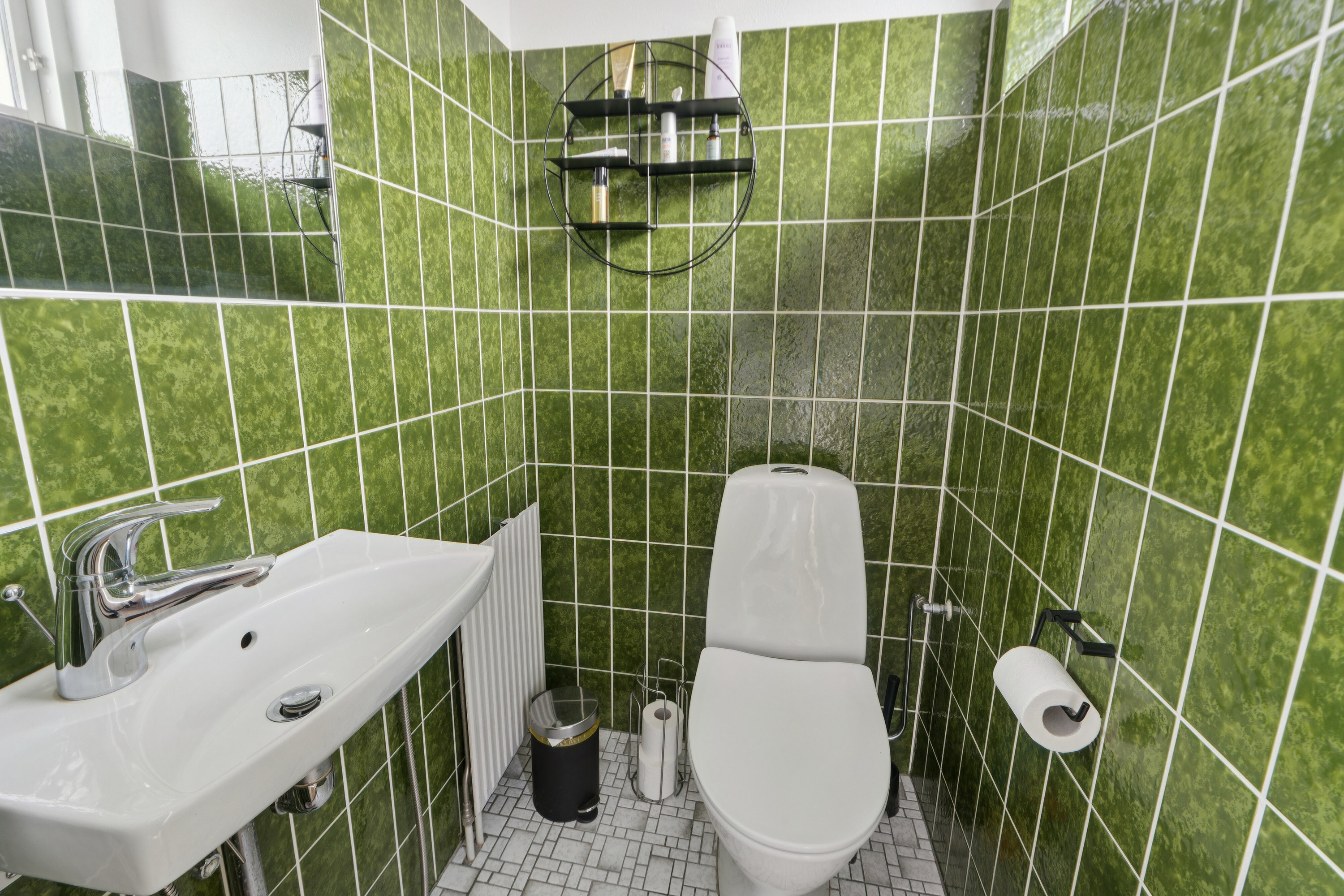 Fremhævet toilet billede i fuldskærmstilstand. Billede af Enghøjen 19, 2650 Hvidovre