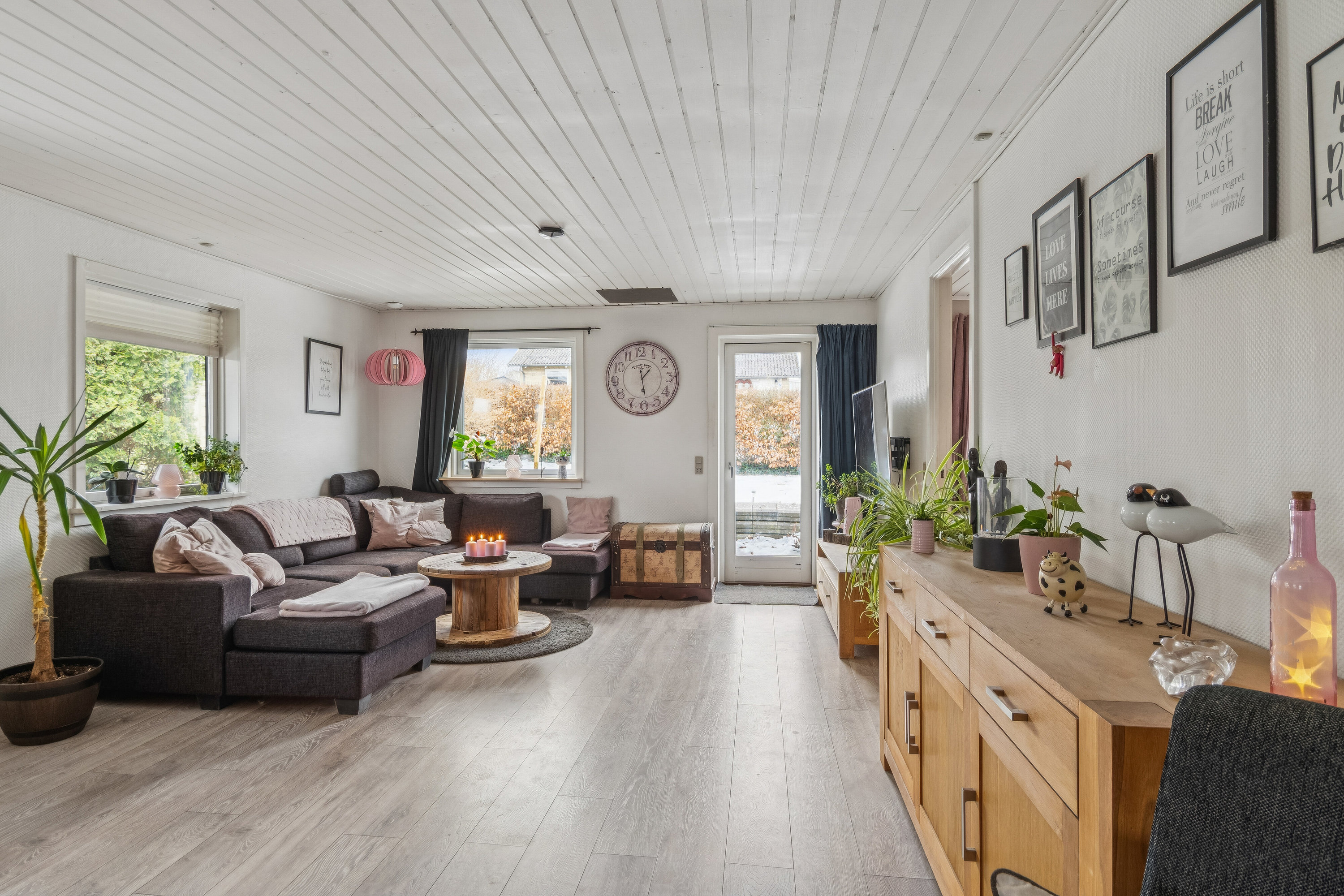 Fremhævet stue billede i fuldskærmstilstand. Billede af Svalevej 3, 4591 Føllenslev