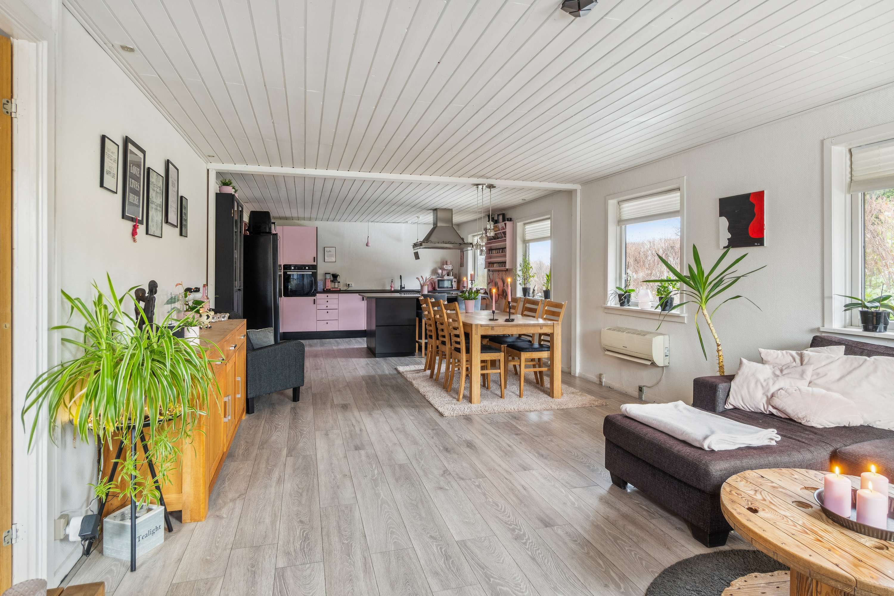 Fremhævet stue billede i fuldskærmstilstand. Billede af Svalevej 3, 4591 Føllenslev