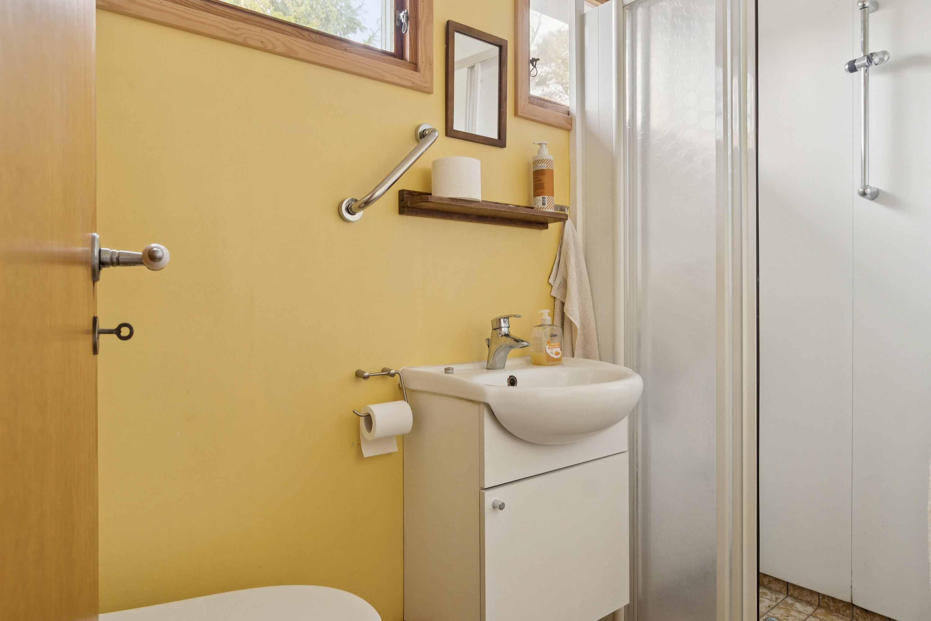 Fremhævet badeværelse billede i fuldskærmstilstand. Billede af Myrevej 3, Balka, 3730 Nexø