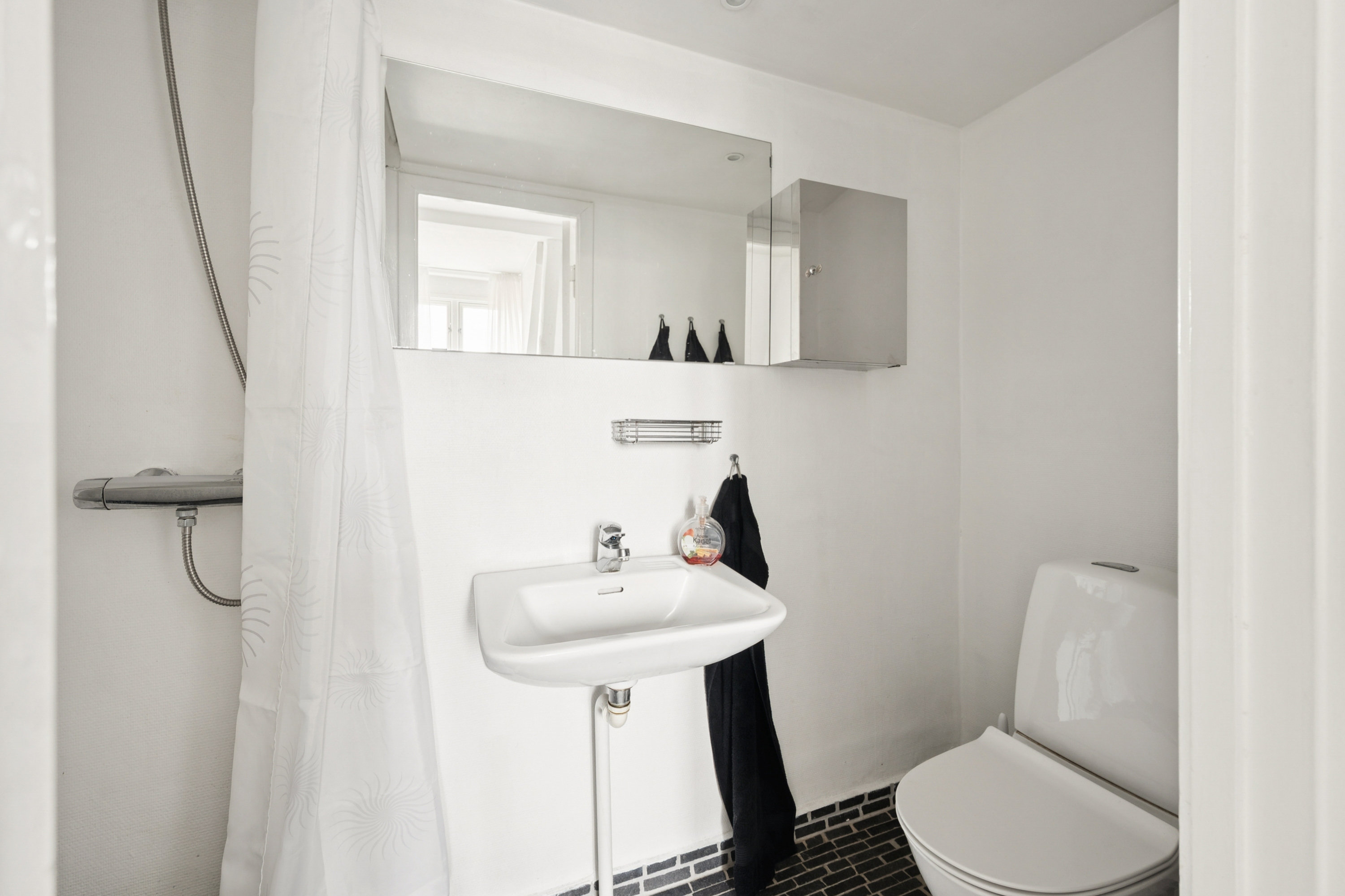 Fremhævet badeværelse billede i fuldskærmstilstand. Billede af Hovedvagtsstræde 8, 3. tv., 3000 Helsingør