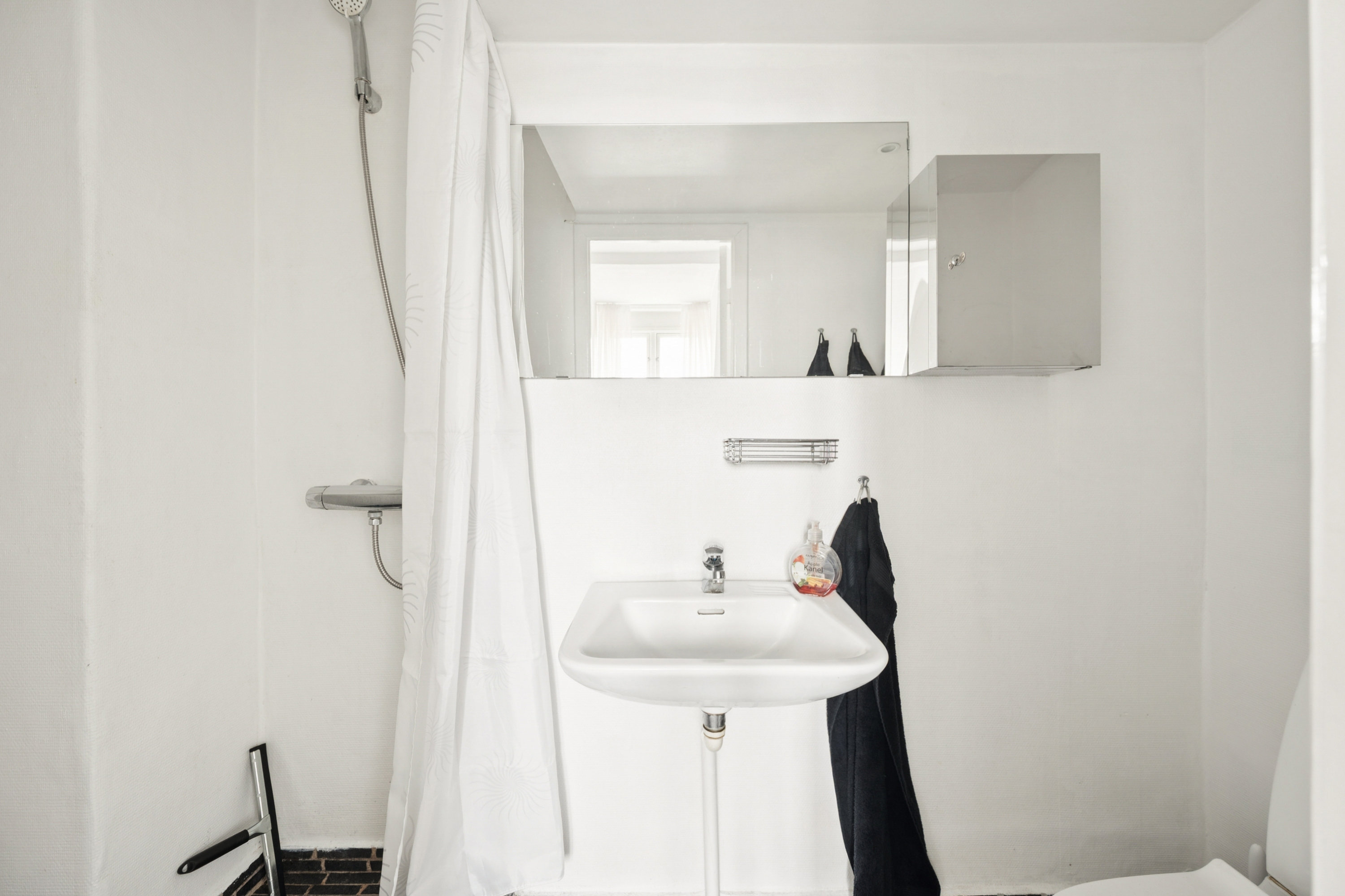 Fremhævet badeværelse billede i fuldskærmstilstand. Billede af Hovedvagtsstræde 8, 3. tv., 3000 Helsingør