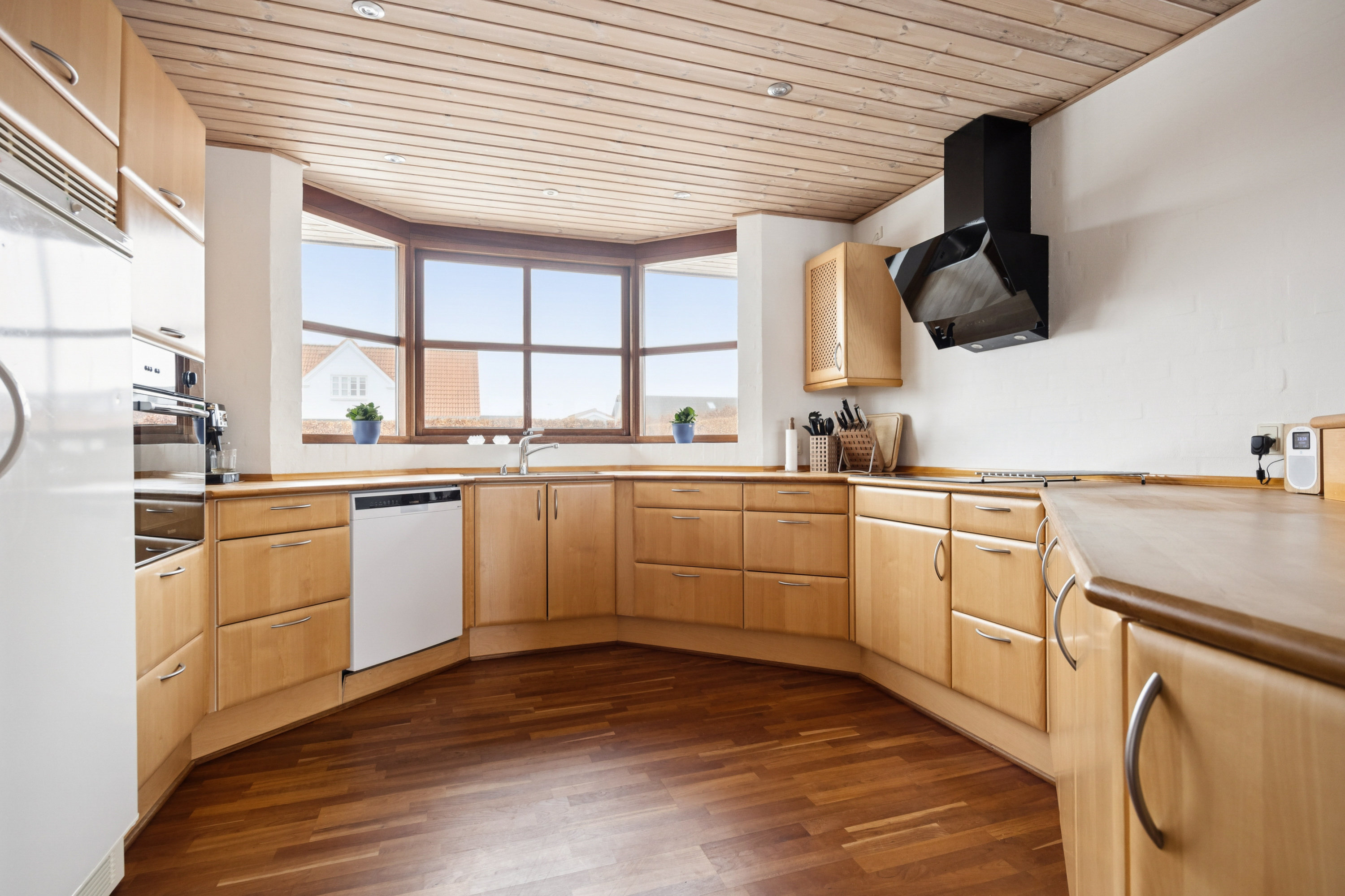 Fremhævet køkken billede i fuldskærmstilstand. Billede af Østermarken 159, 9320 Hjallerup