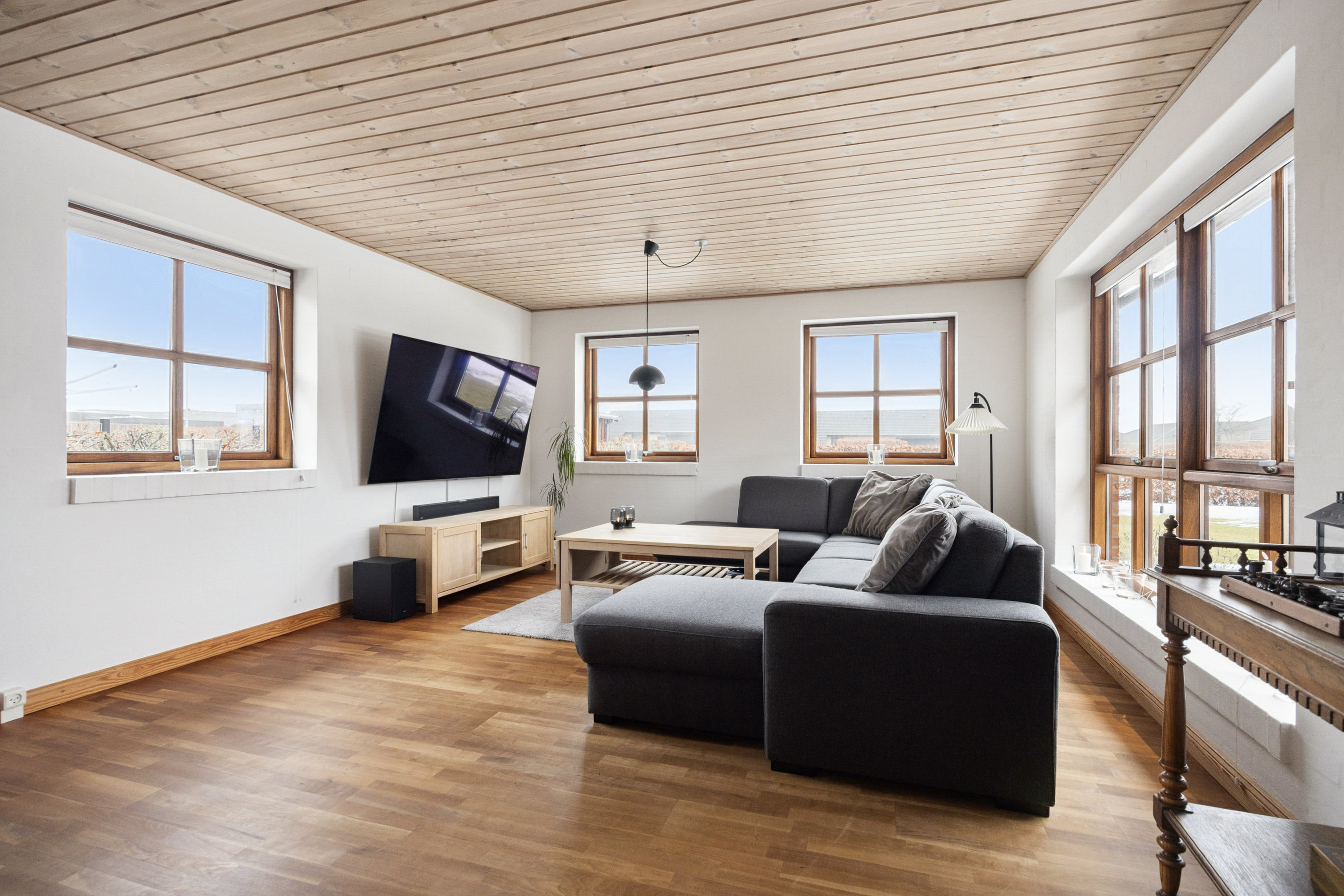 Fremhævet stue billede i fuldskærmstilstand. Billede af Østermarken 159, 9320 Hjallerup