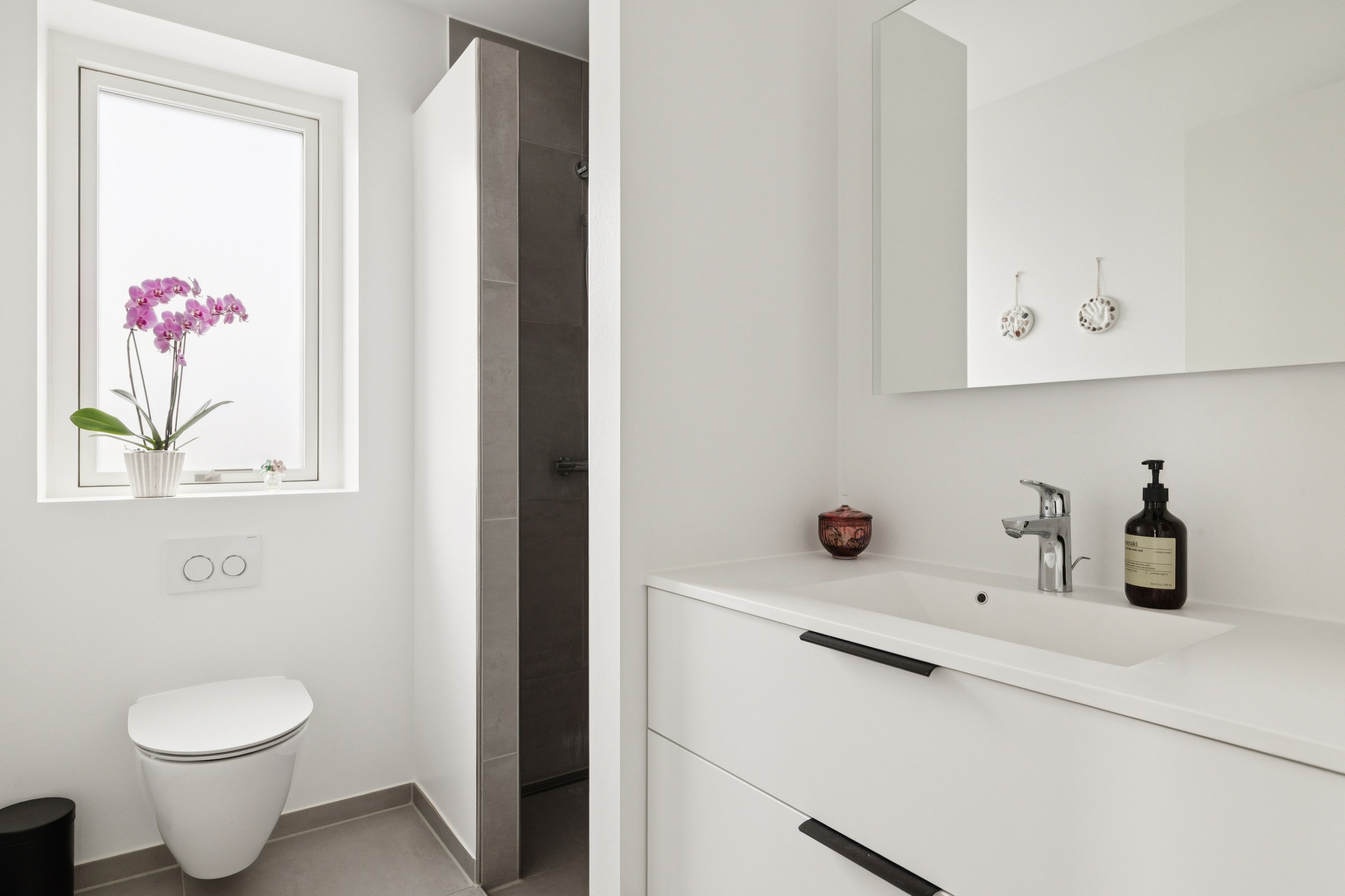 Fremhævet badeværelse billede i fuldskærmstilstand. Billede af Hvidkløverhøjen 43, Gram, 8660 Skanderborg