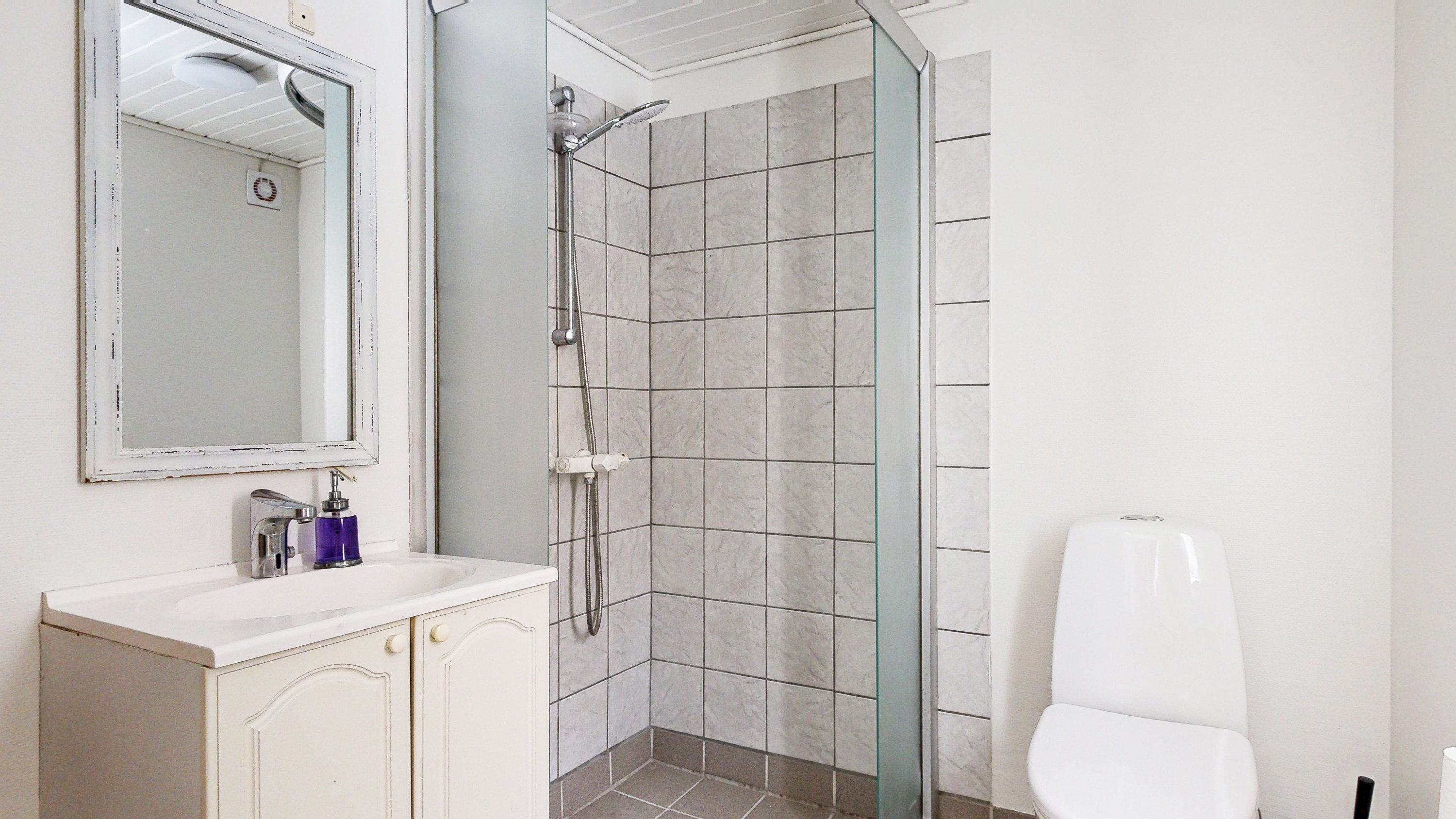 Fremhævet badeværelse billede i fuldskærmstilstand. Billede af Lemming Bygade 36, 8632 Lemming