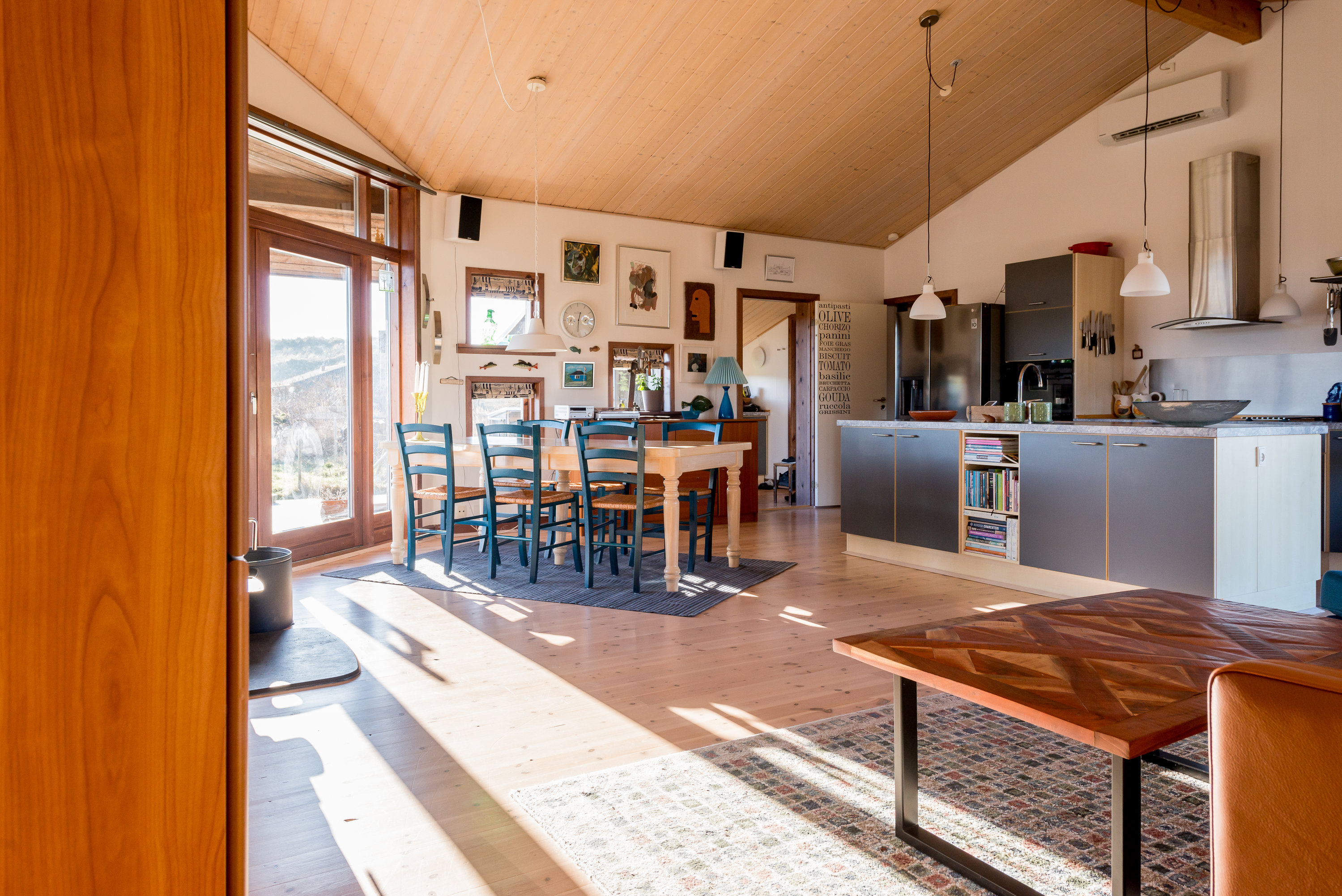 Fremhævet køkken-alrum billede i fuldskærmstilstand. Billede af Krageengen 7, Tornby, 9850 Hirtshals