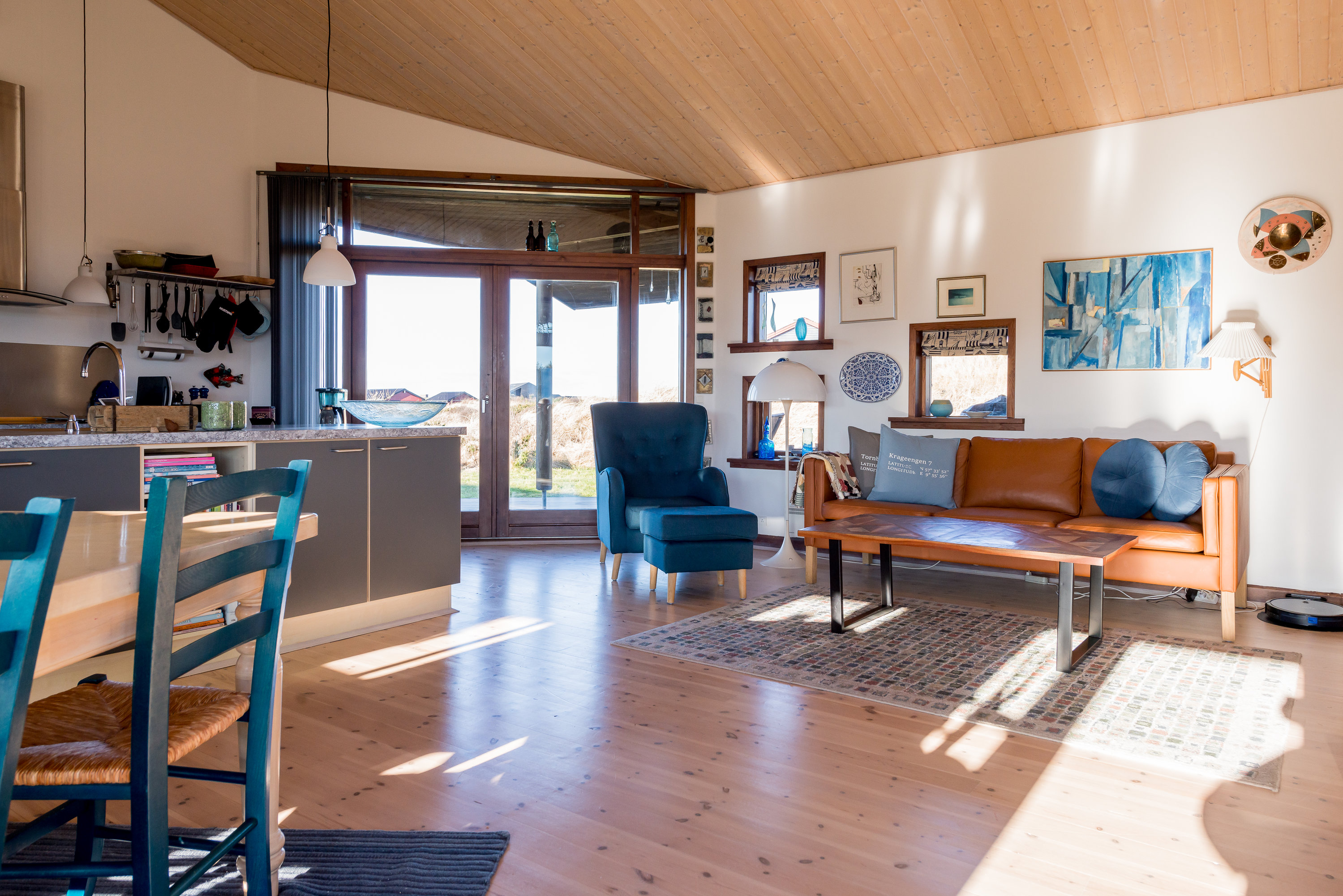 Fremhævet køkken-alrum billede i fuldskærmstilstand. Billede af Krageengen 7, Tornby, 9850 Hirtshals