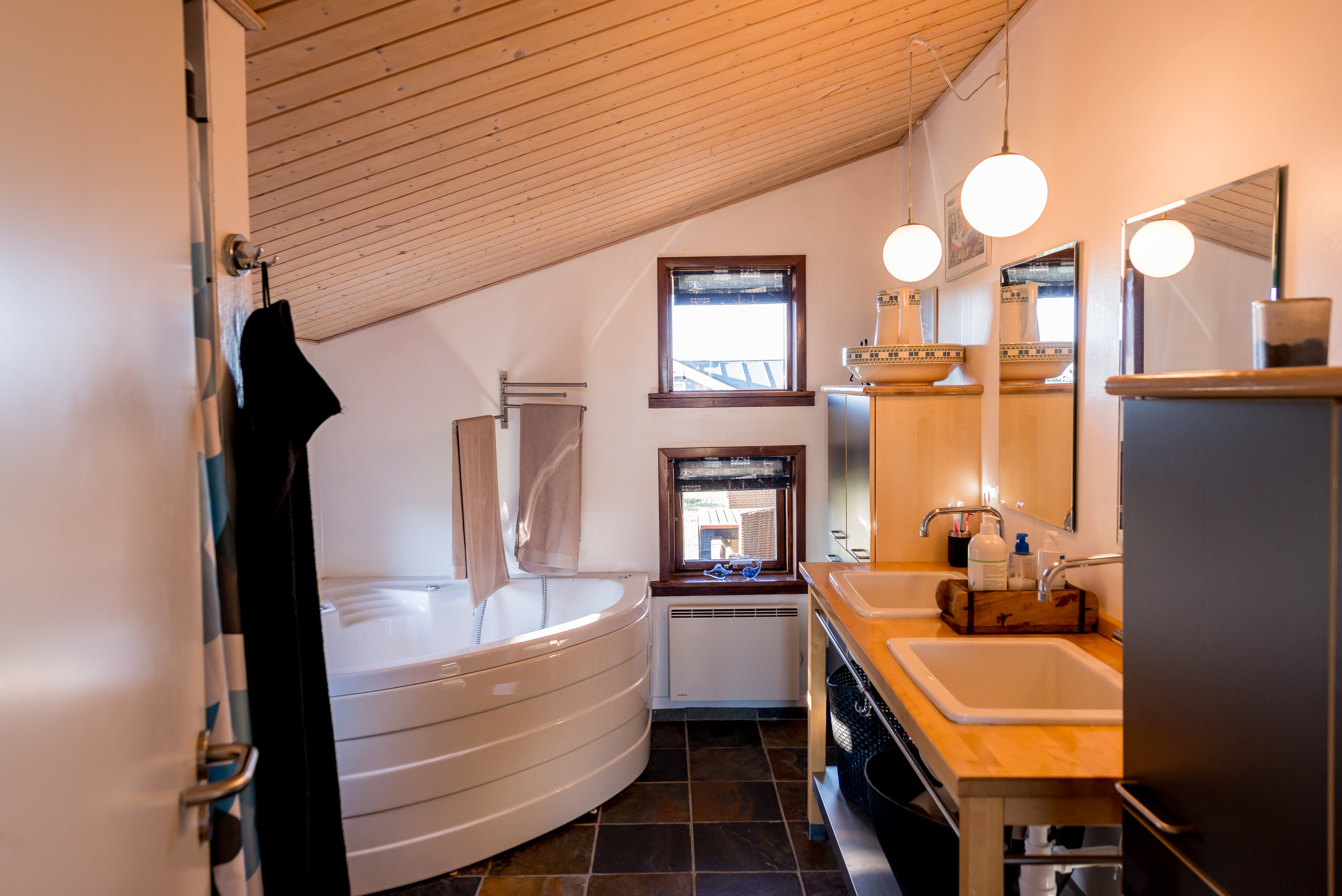 Fremhævet badeværelse billede i fuldskærmstilstand. Billede af Krageengen 7, Tornby, 9850 Hirtshals