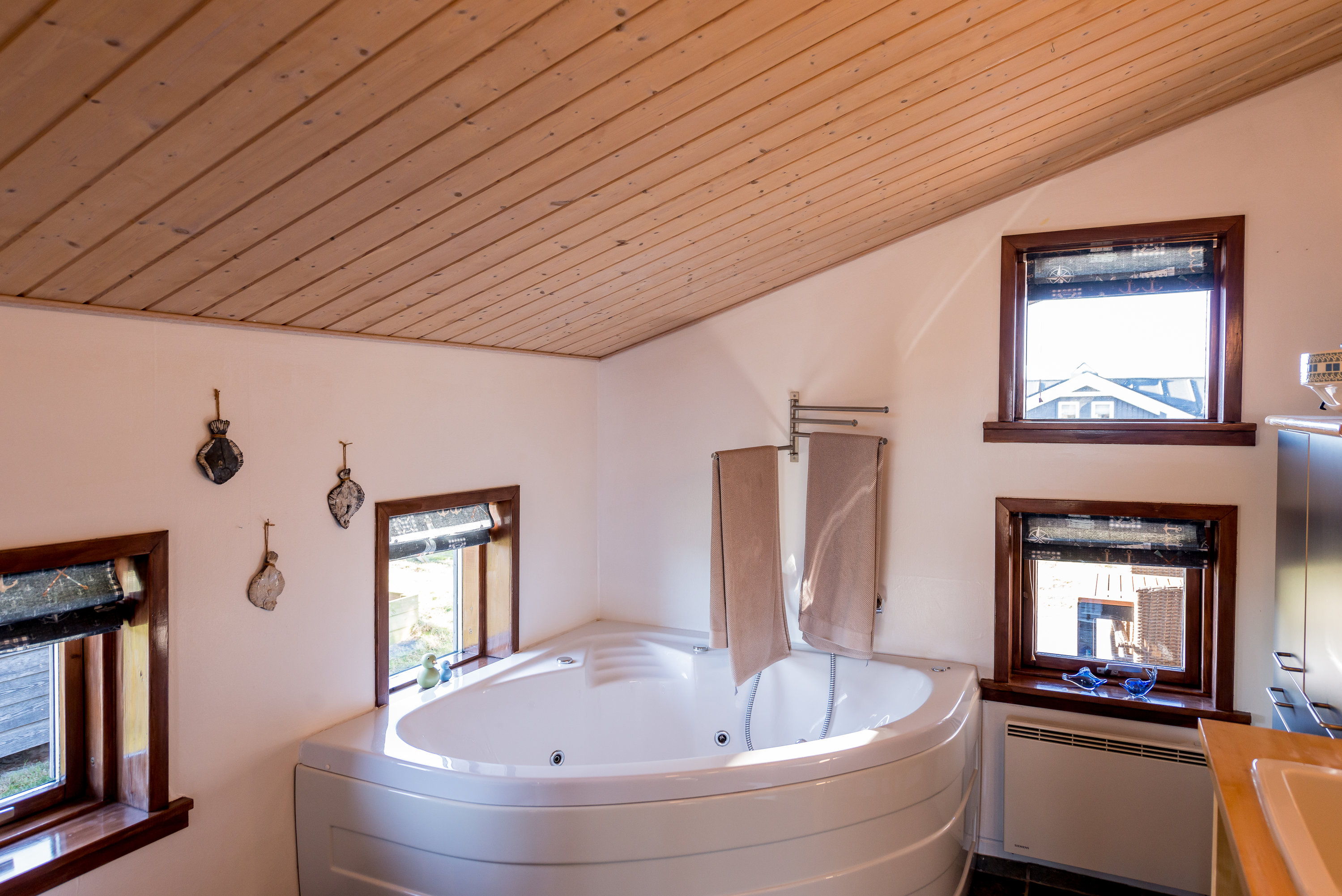 Fremhævet badeværelse billede i fuldskærmstilstand. Billede af Krageengen 7, Tornby, 9850 Hirtshals