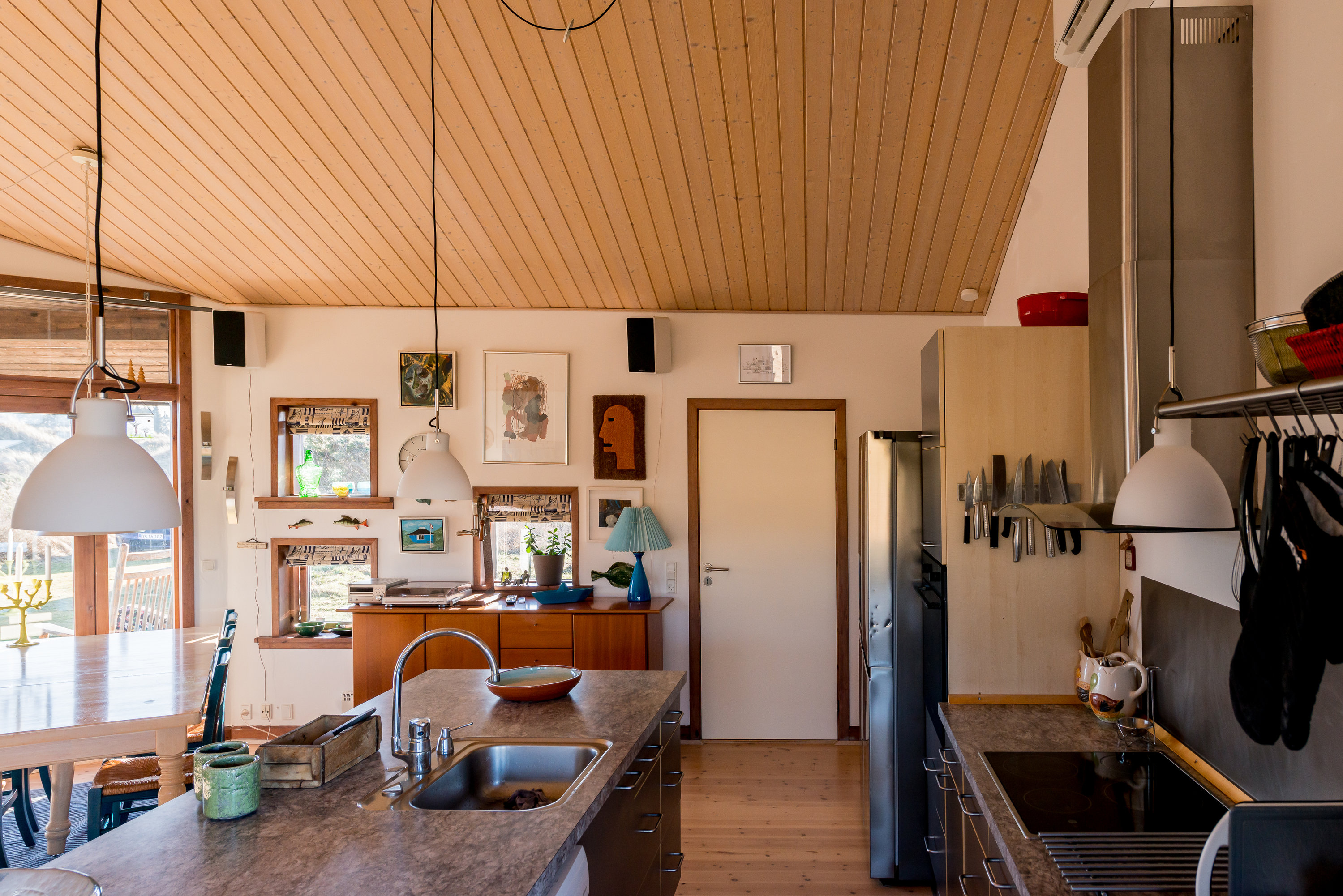 Fremhævet køkken-alrum billede i fuldskærmstilstand. Billede af Krageengen 7, Tornby, 9850 Hirtshals